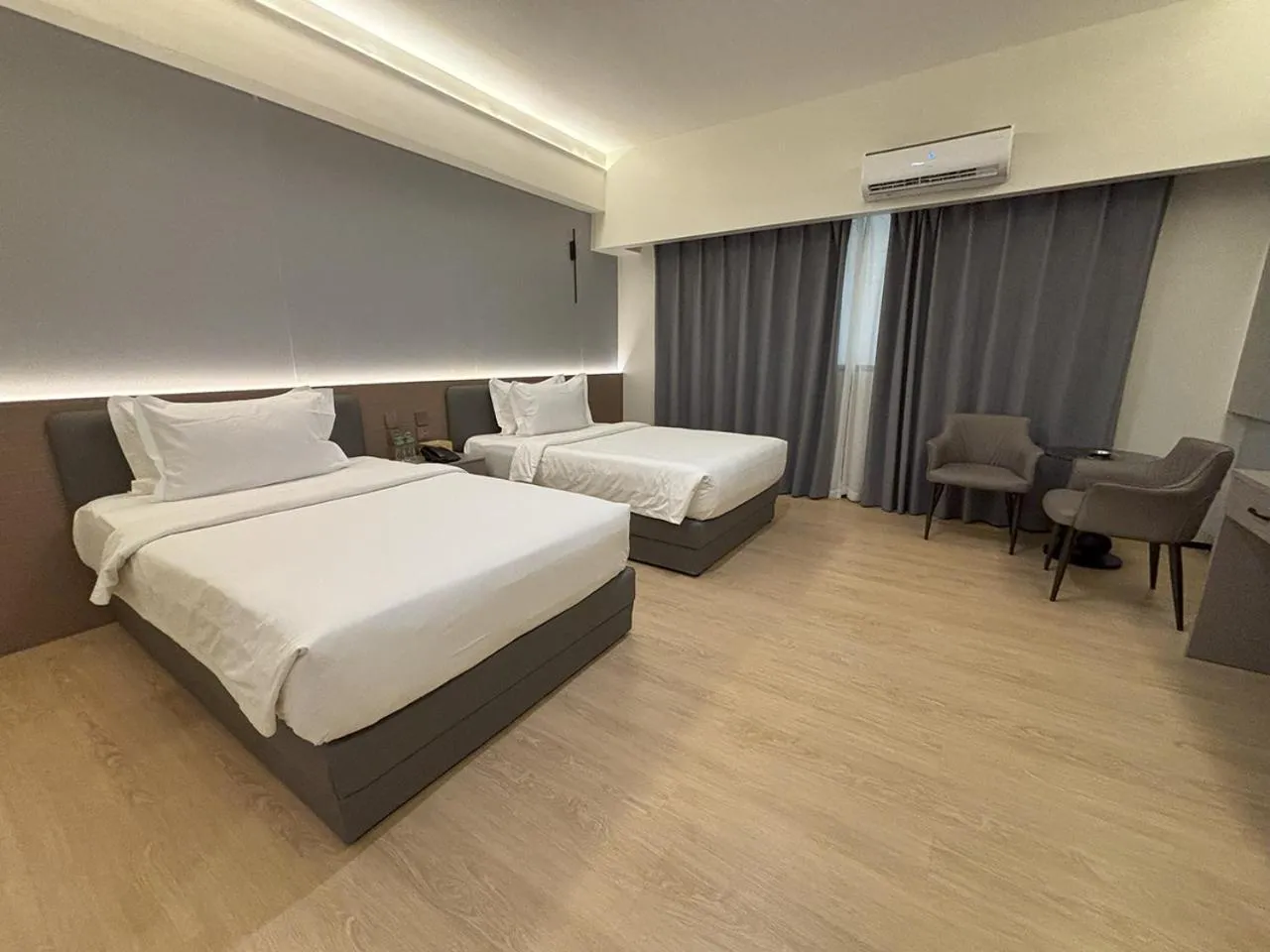 Bedroom, Bed in Lido De Paris Hotel