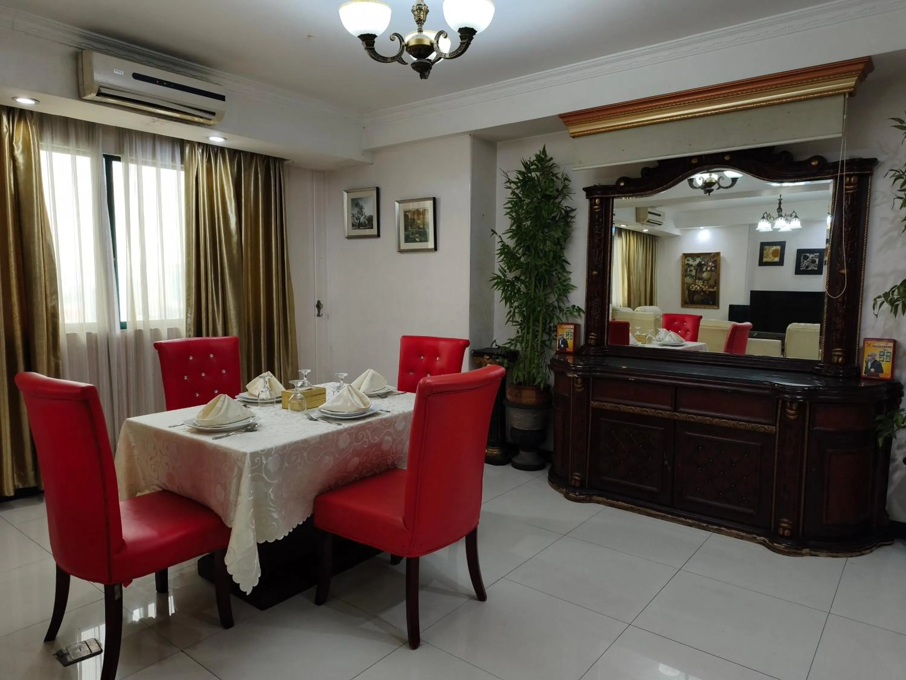 Dining area in Lido De Paris Hotel