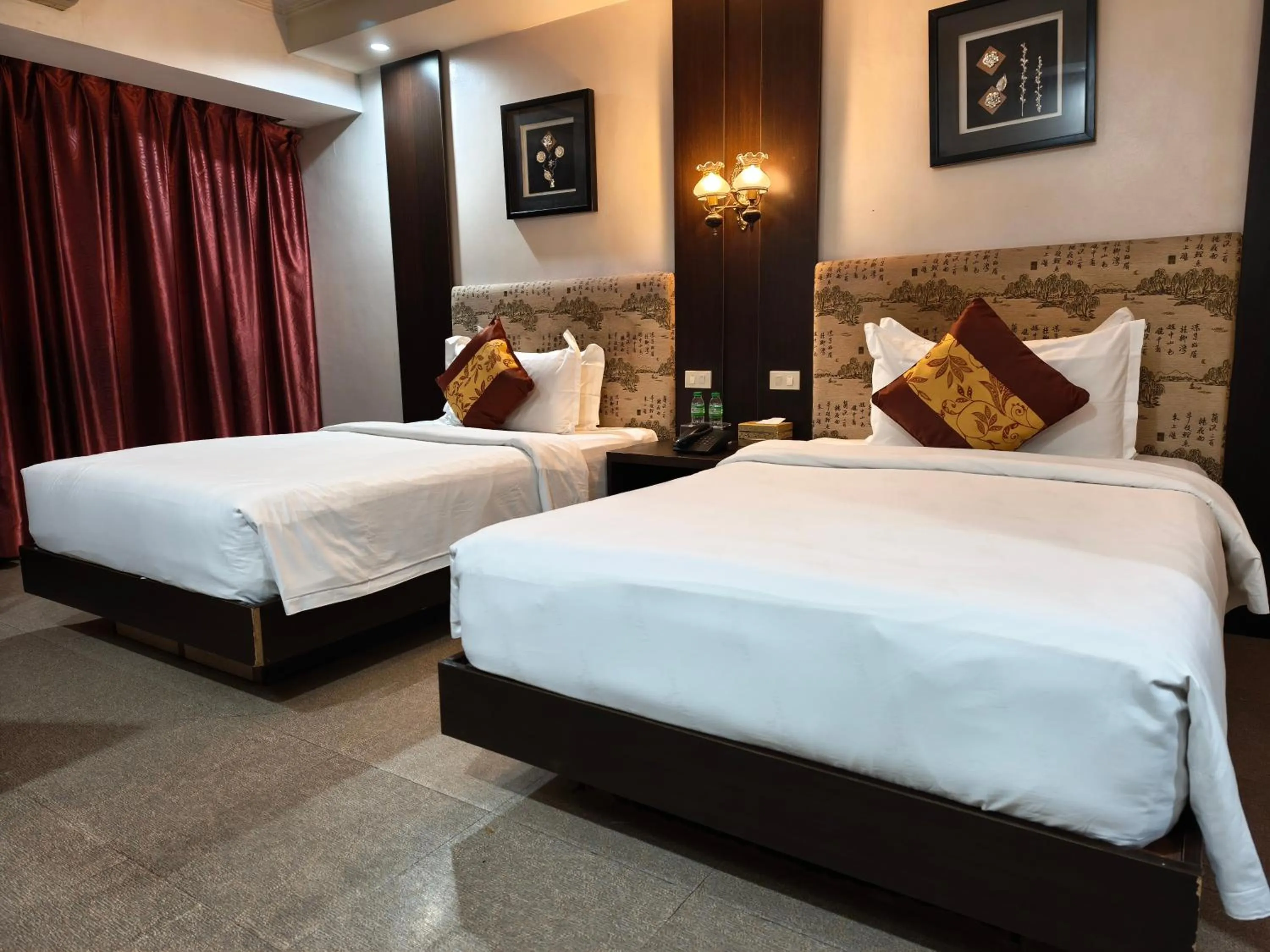 Bedroom, Bed in Lido De Paris Hotel