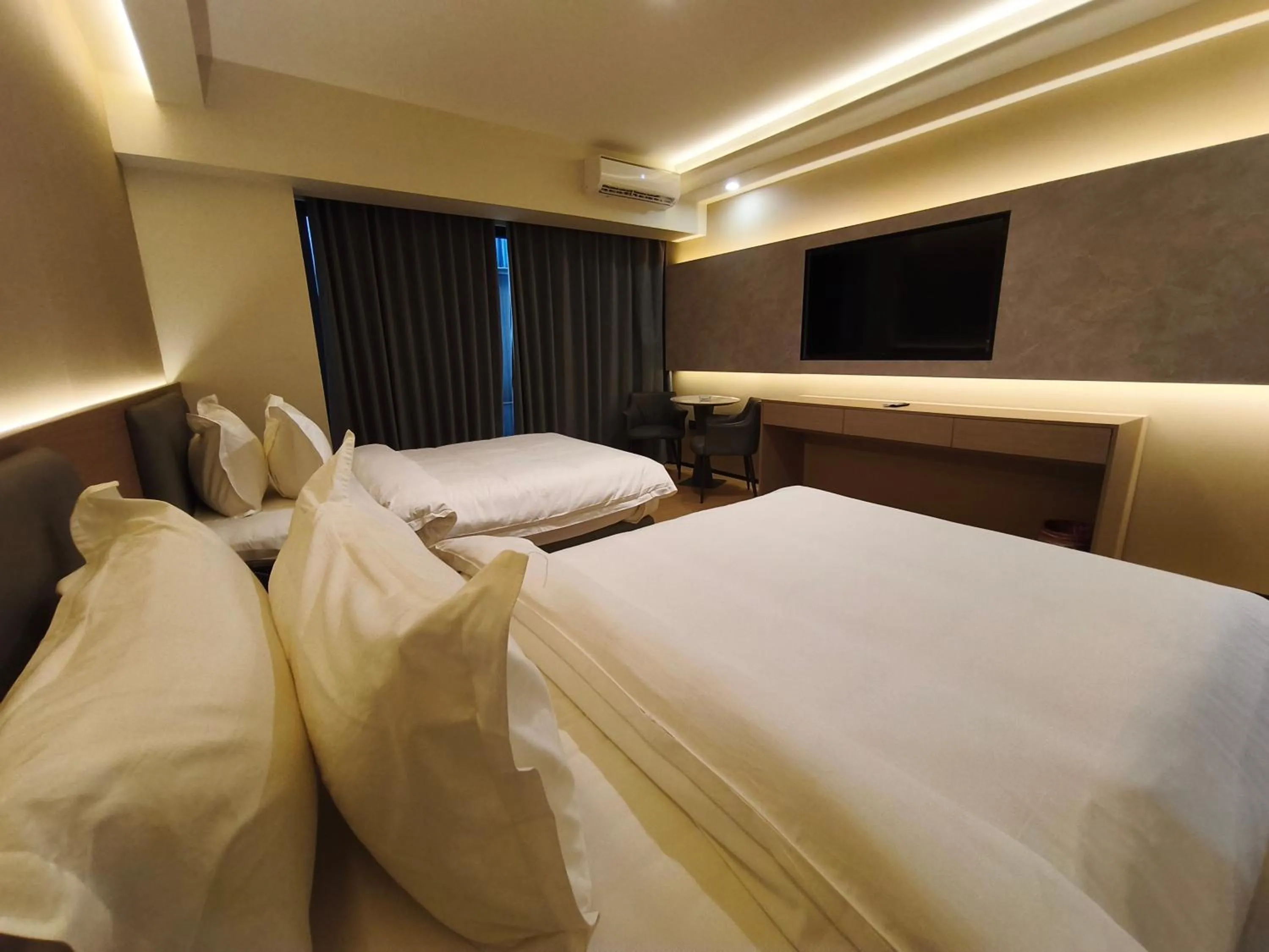 Bedroom, Bed in Lido De Paris Hotel