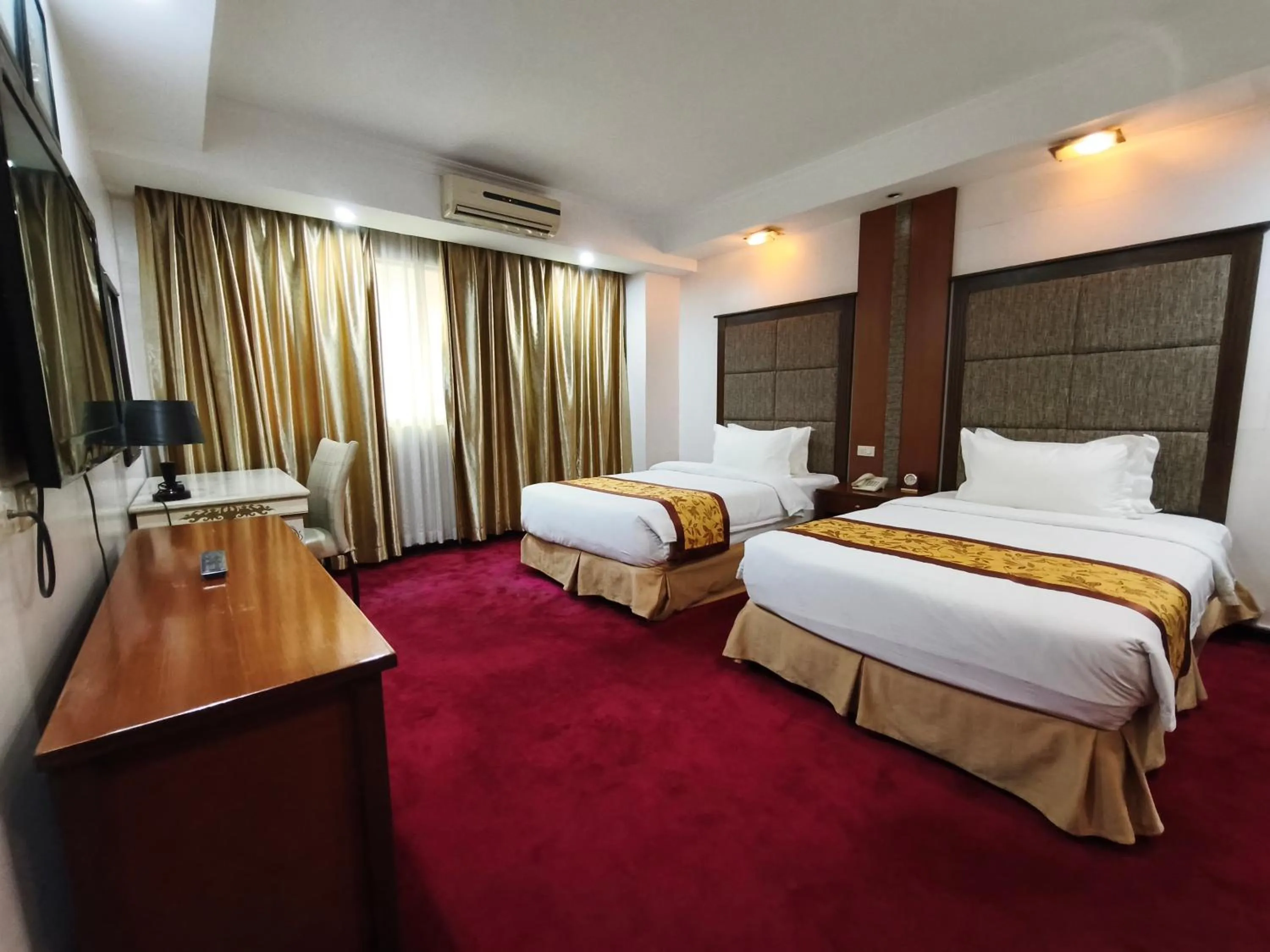 Bedroom, Bed in Lido De Paris Hotel