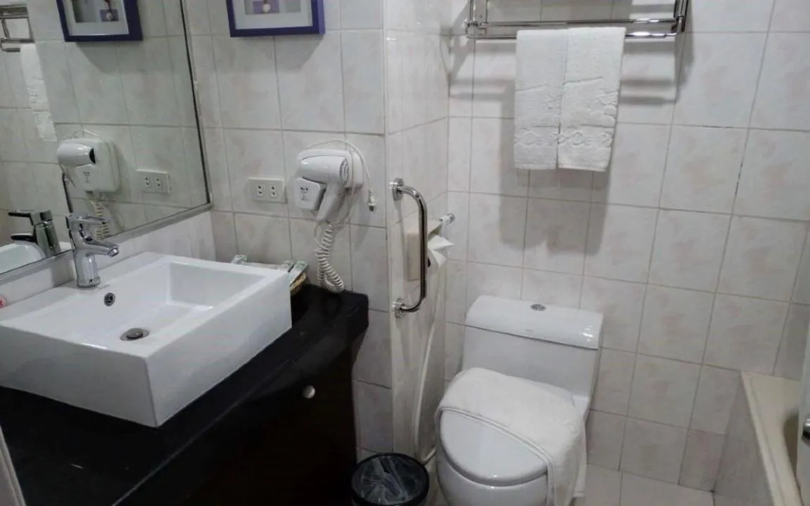 Toilet in Lido De Paris Hotel