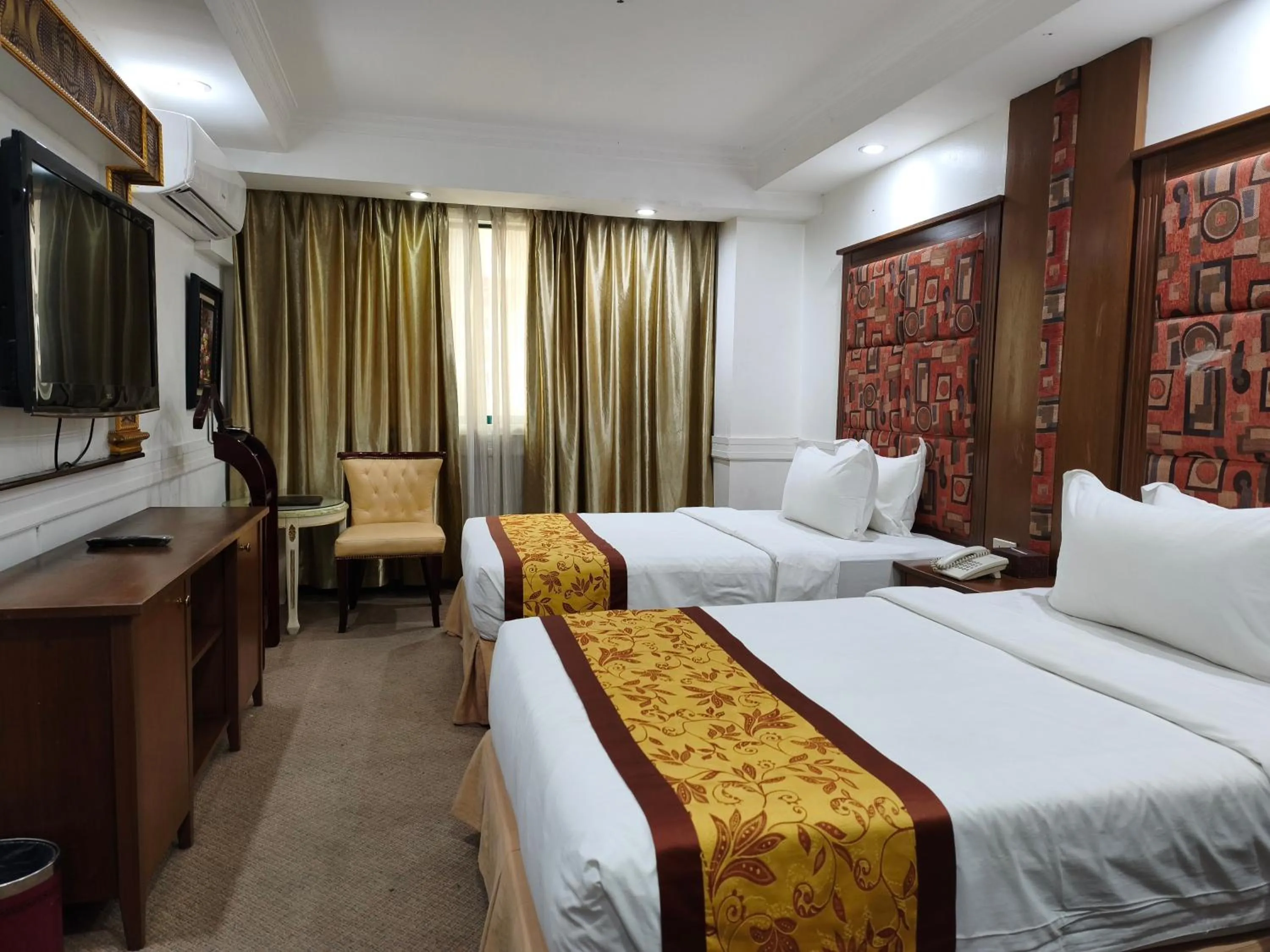 Bedroom, Bed in Lido De Paris Hotel