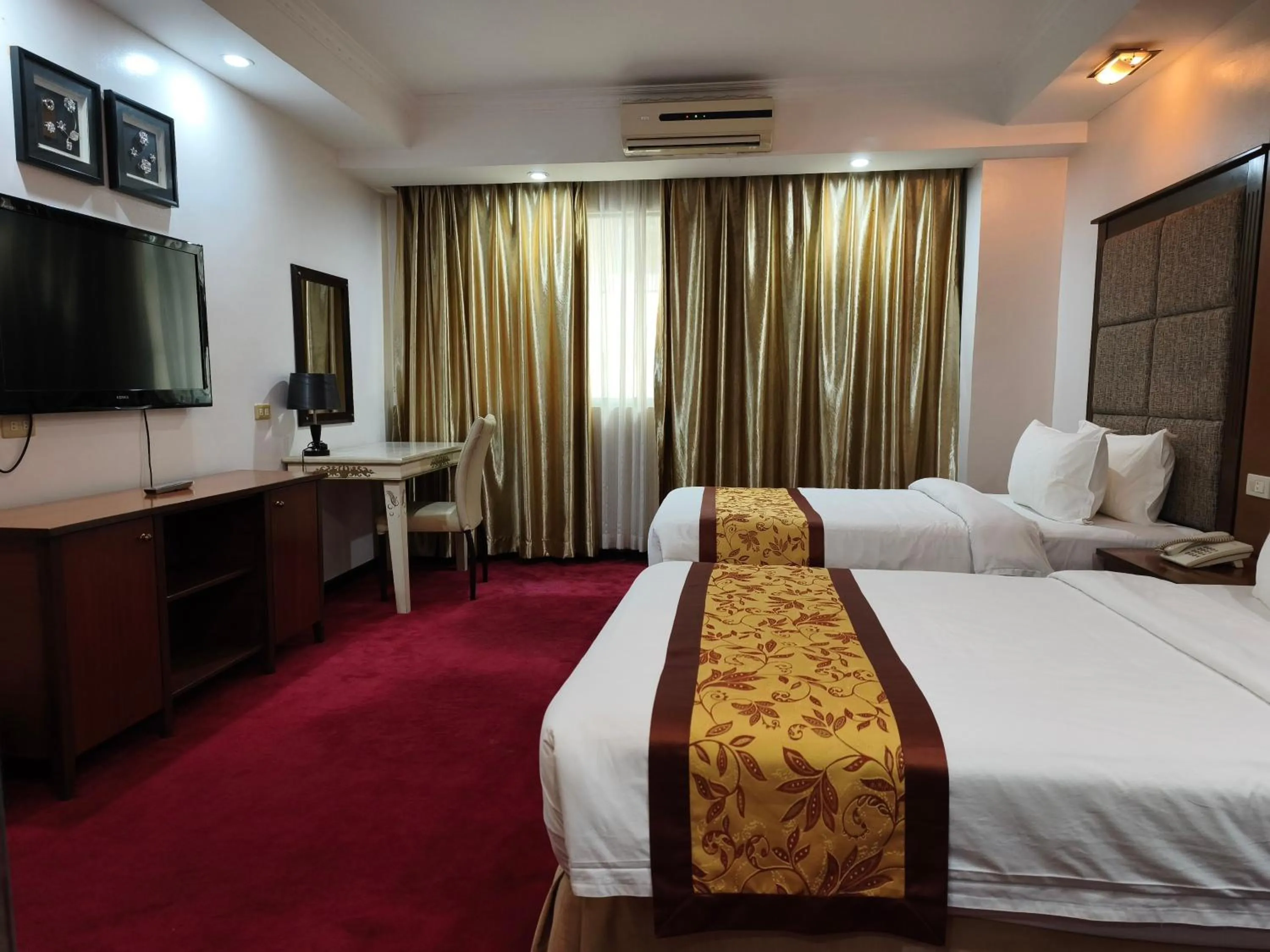 Bedroom, Bed in Lido De Paris Hotel