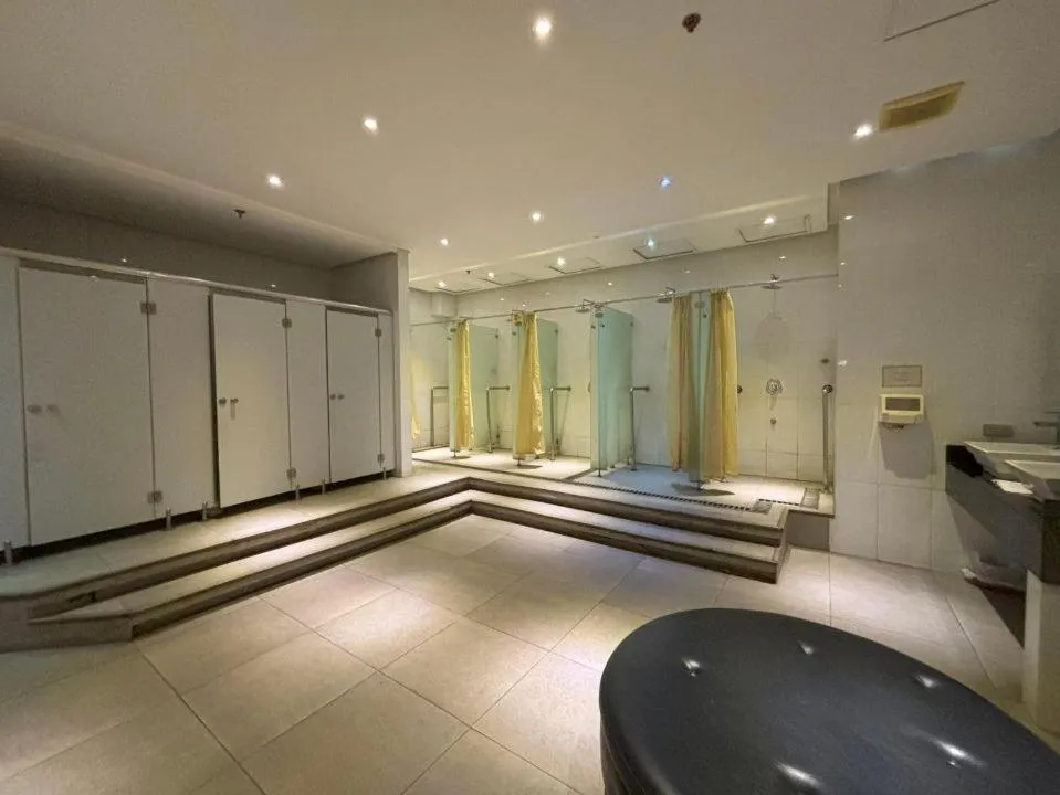 Fitness centre/facilities in Lido De Paris Hotel