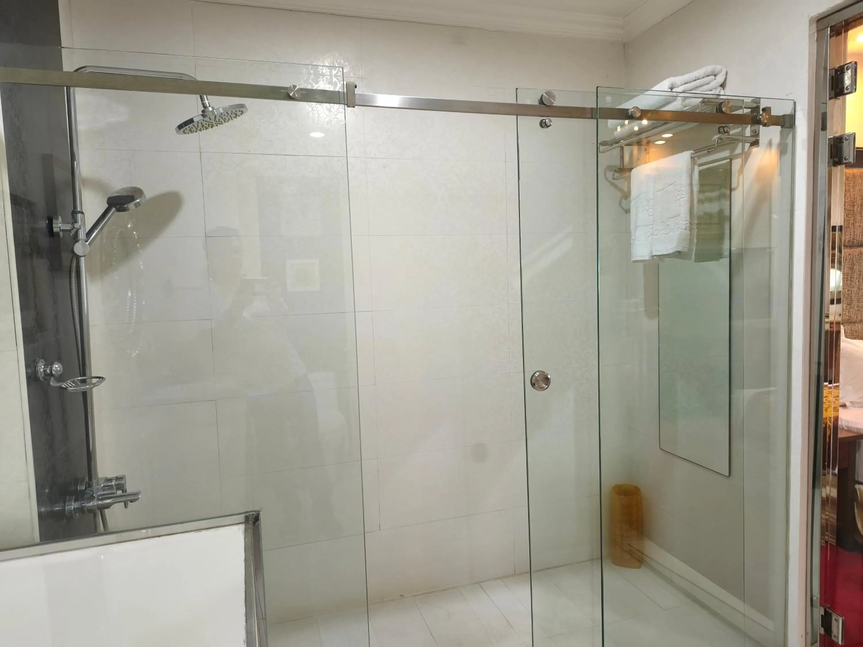 Shower in Lido De Paris Hotel