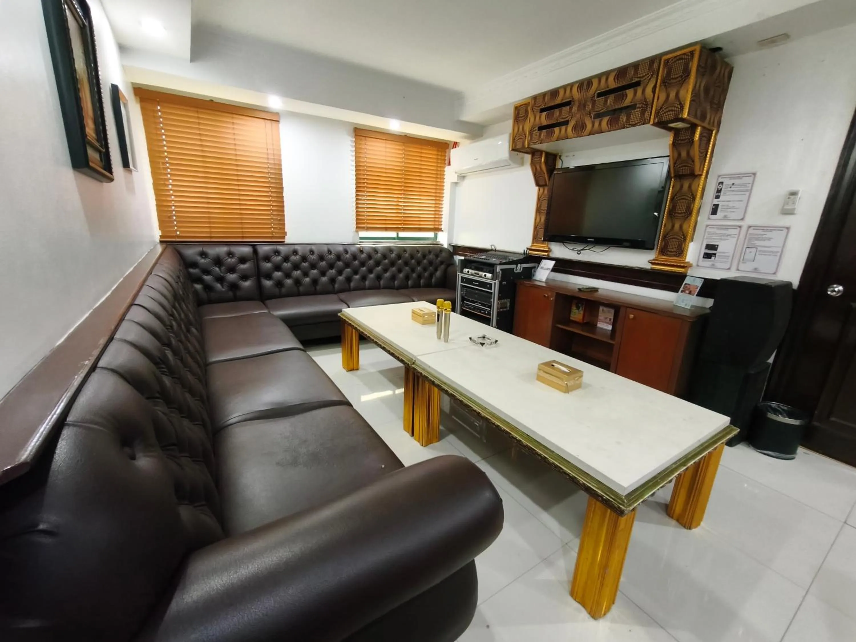 Communal lounge/ TV room in Lido De Paris Hotel