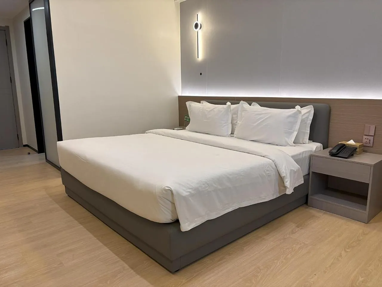 Bedroom, Bed in Lido De Paris Hotel