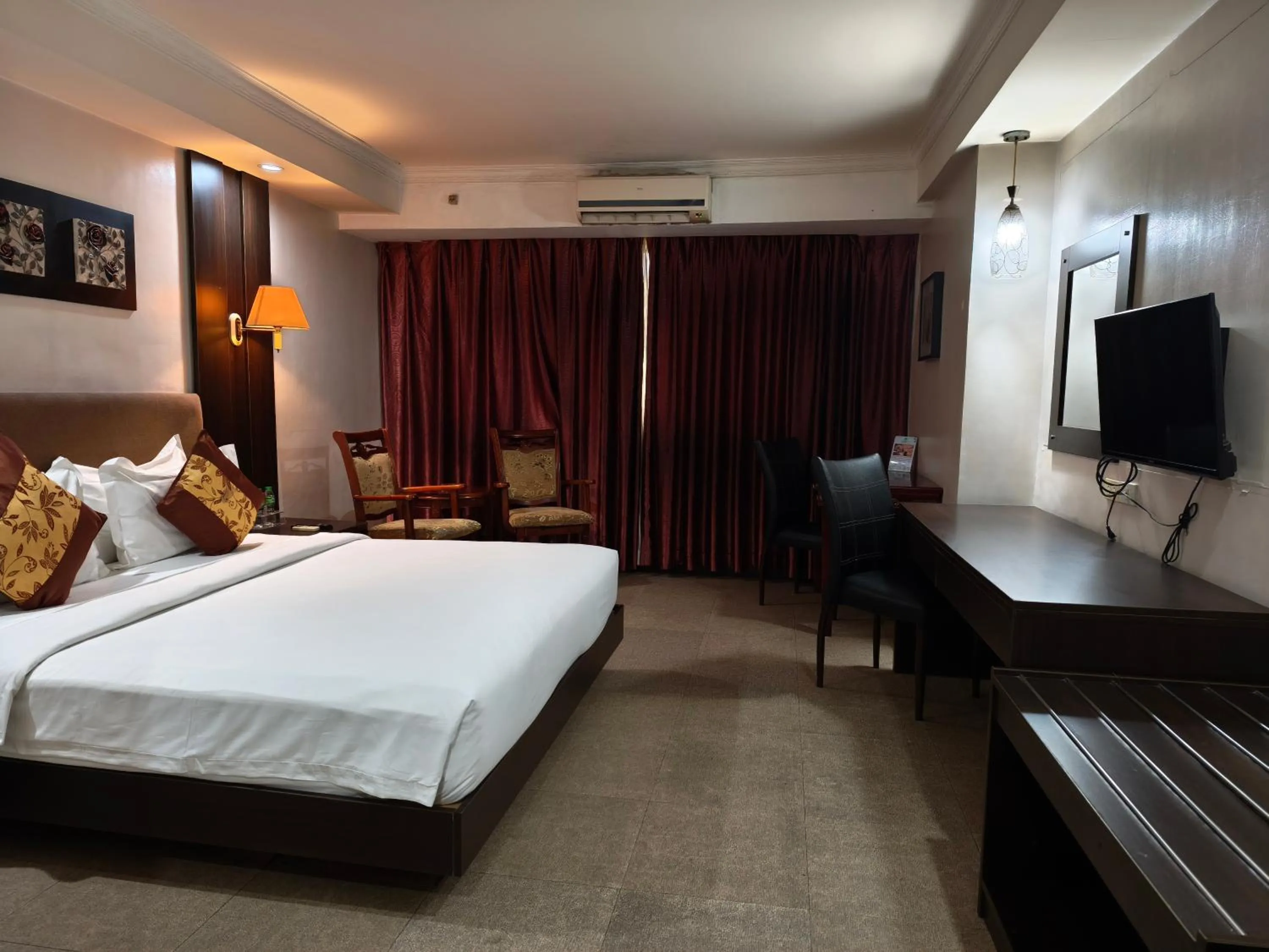 Bedroom, Bed in Lido De Paris Hotel