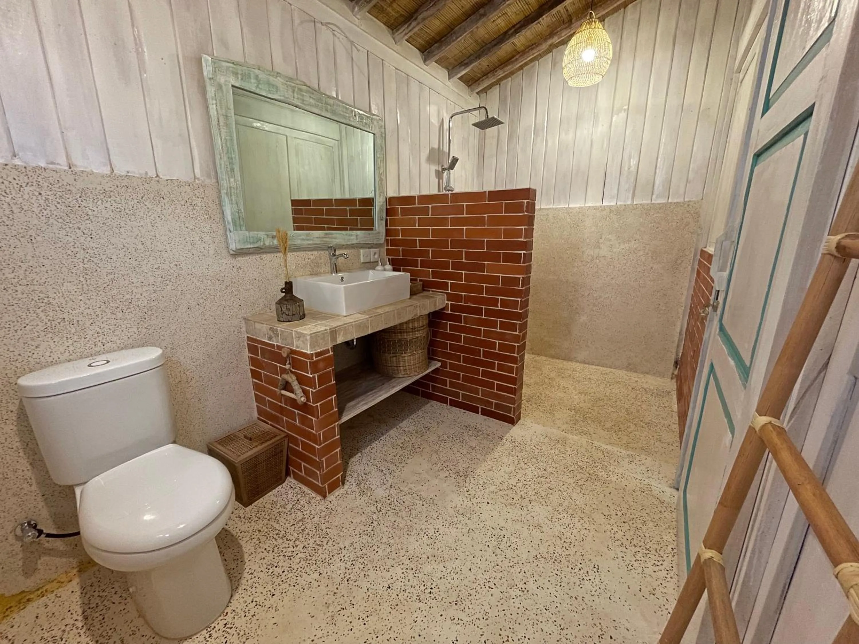 Shower in Purwa Ijen