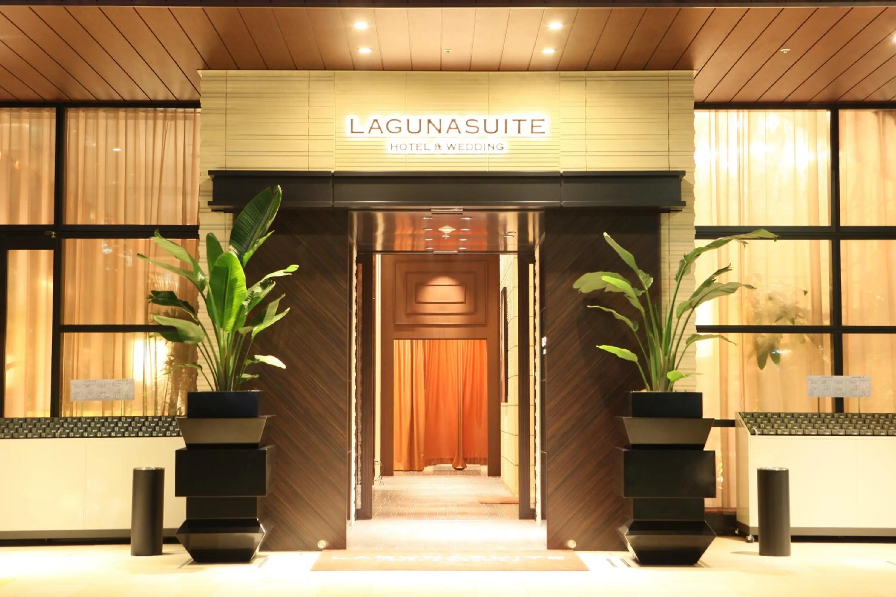 Facade/entrance in Lagunasuite Shinyokohama