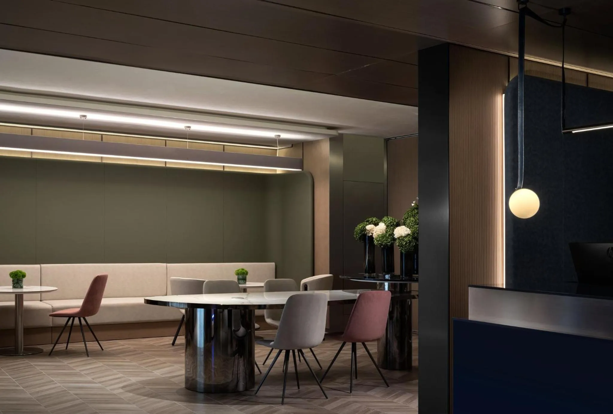 Restaurant/places to eat in Holiday Inn Express Shanghai Jing'an Temple by IHG