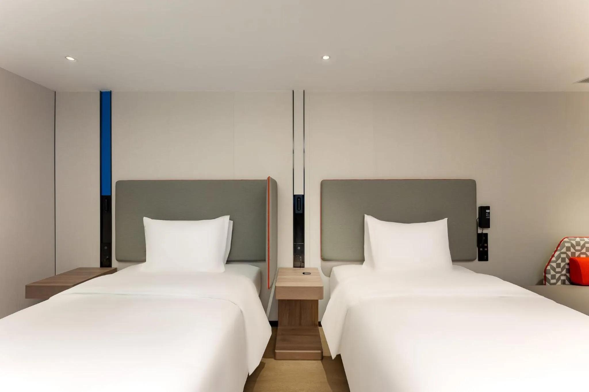 Photo of the whole room, Bed in Holiday Inn Express Shanghai Jing'an Temple by IHG