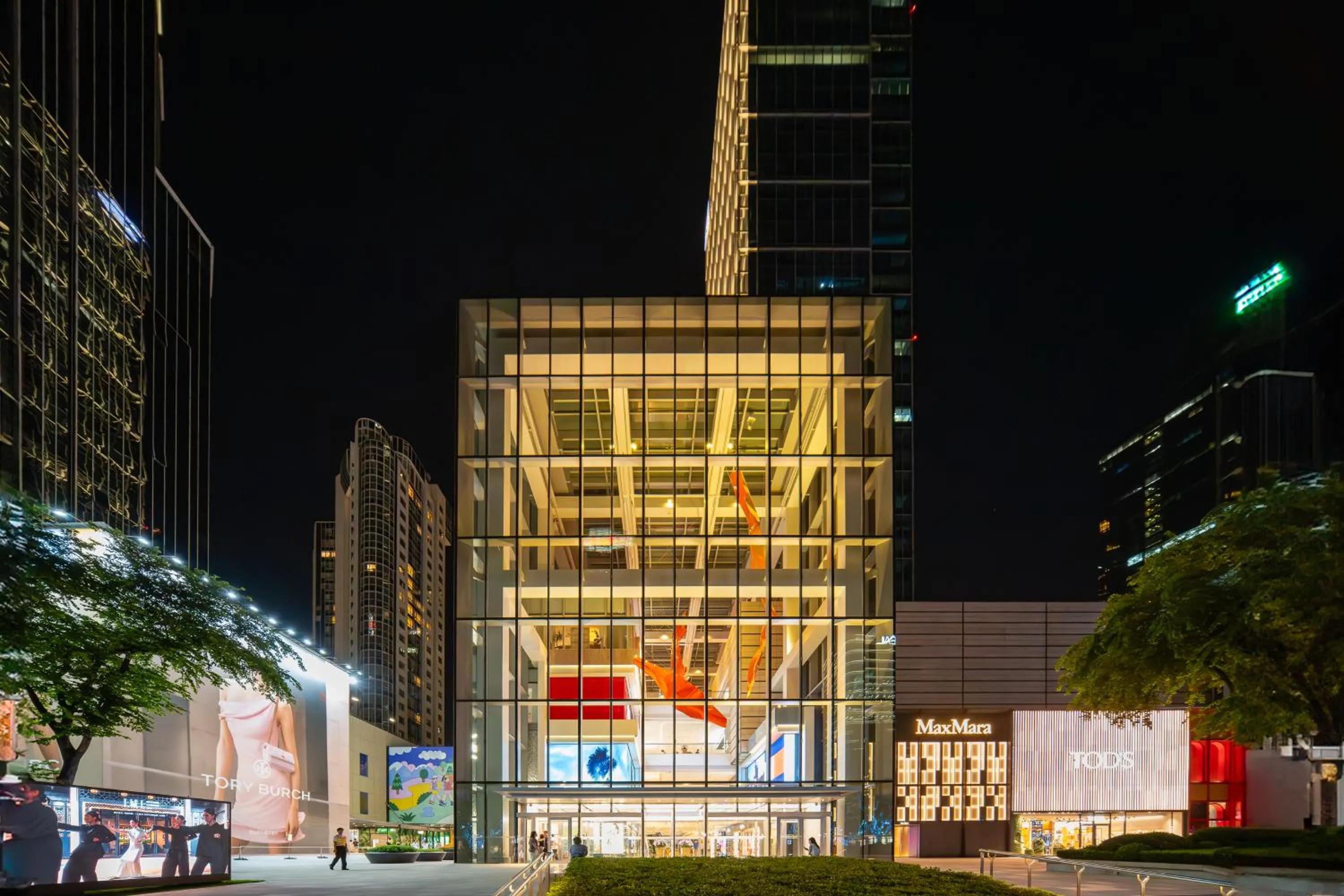 Night in Holiday Inn Express Shanghai Jing'an Temple by IHG