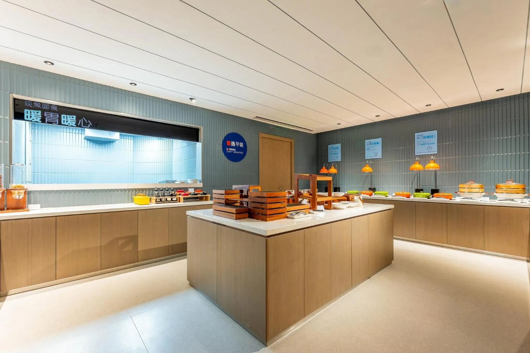 Restaurant/places to eat in Holiday Inn Express Shanghai Jing'an Temple by IHG