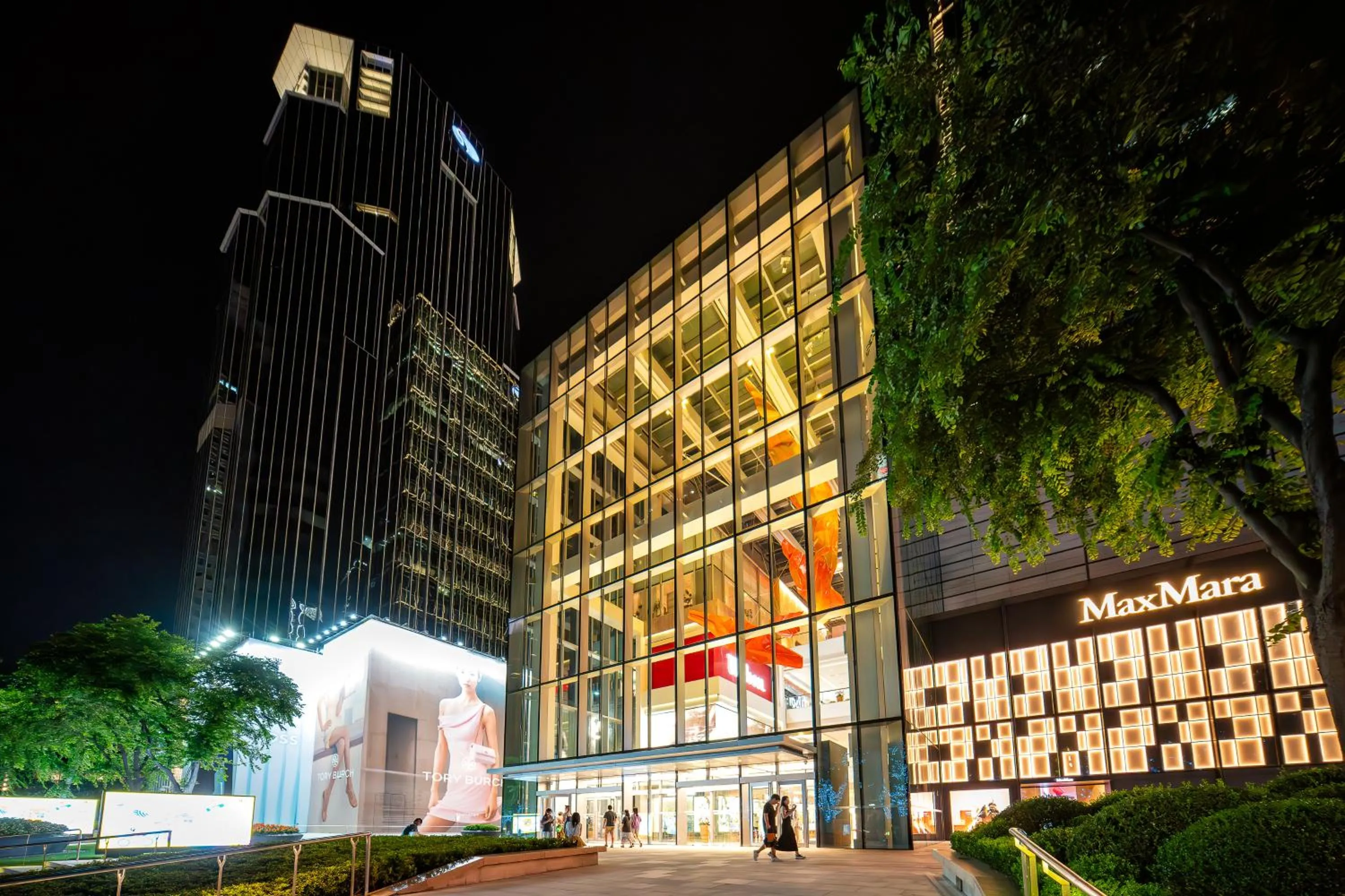 Night in Holiday Inn Express Shanghai Jing'an Temple by IHG