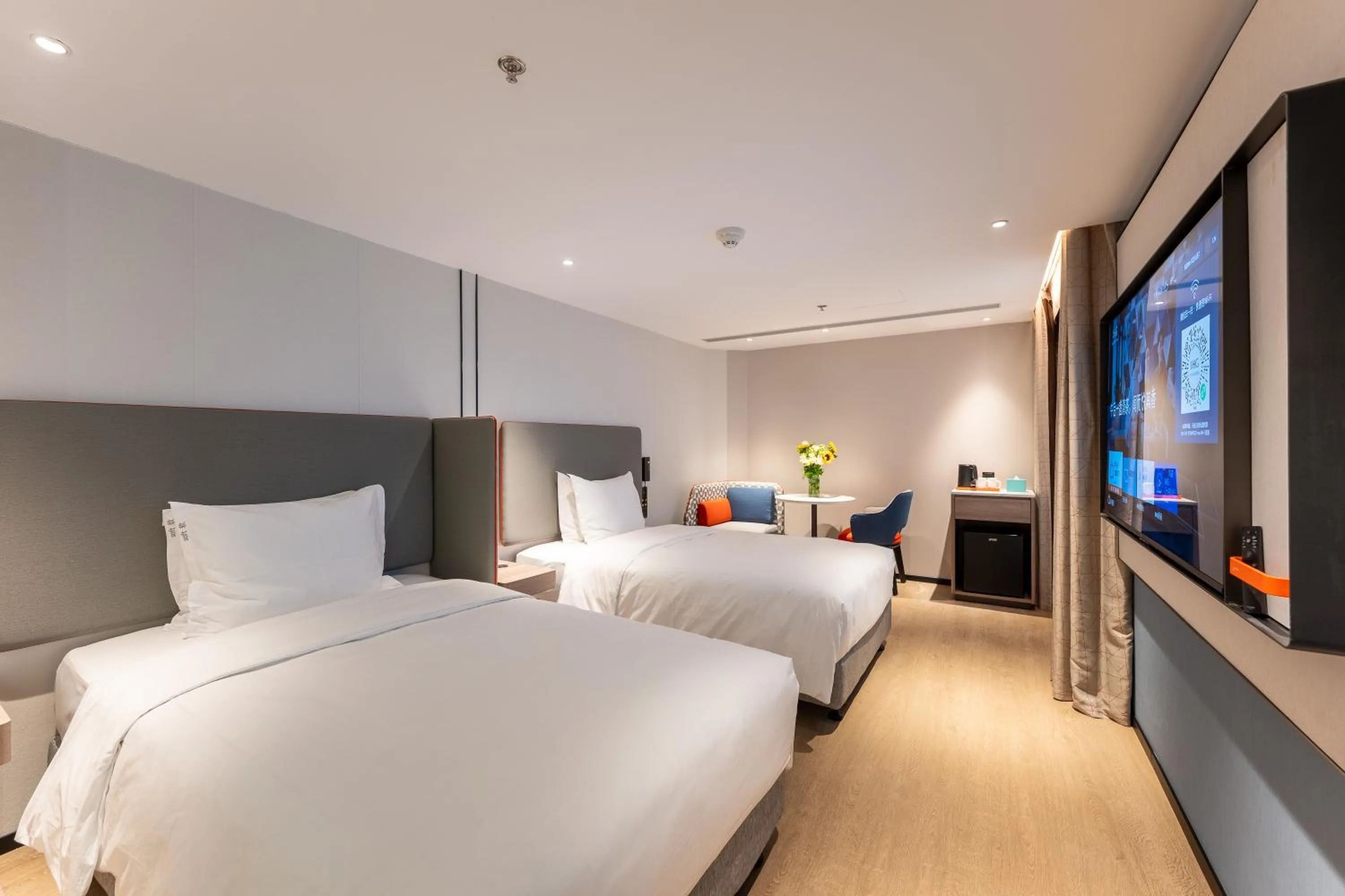 Bed in Holiday Inn Express Shanghai Jing'an Temple by IHG