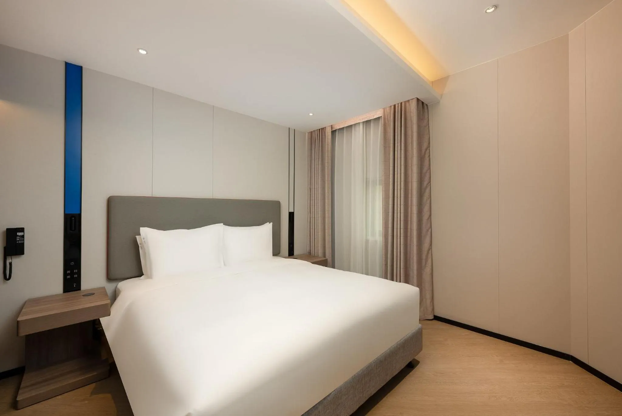Photo of the whole room, Bed in Holiday Inn Express Shanghai Jing'an Temple by IHG