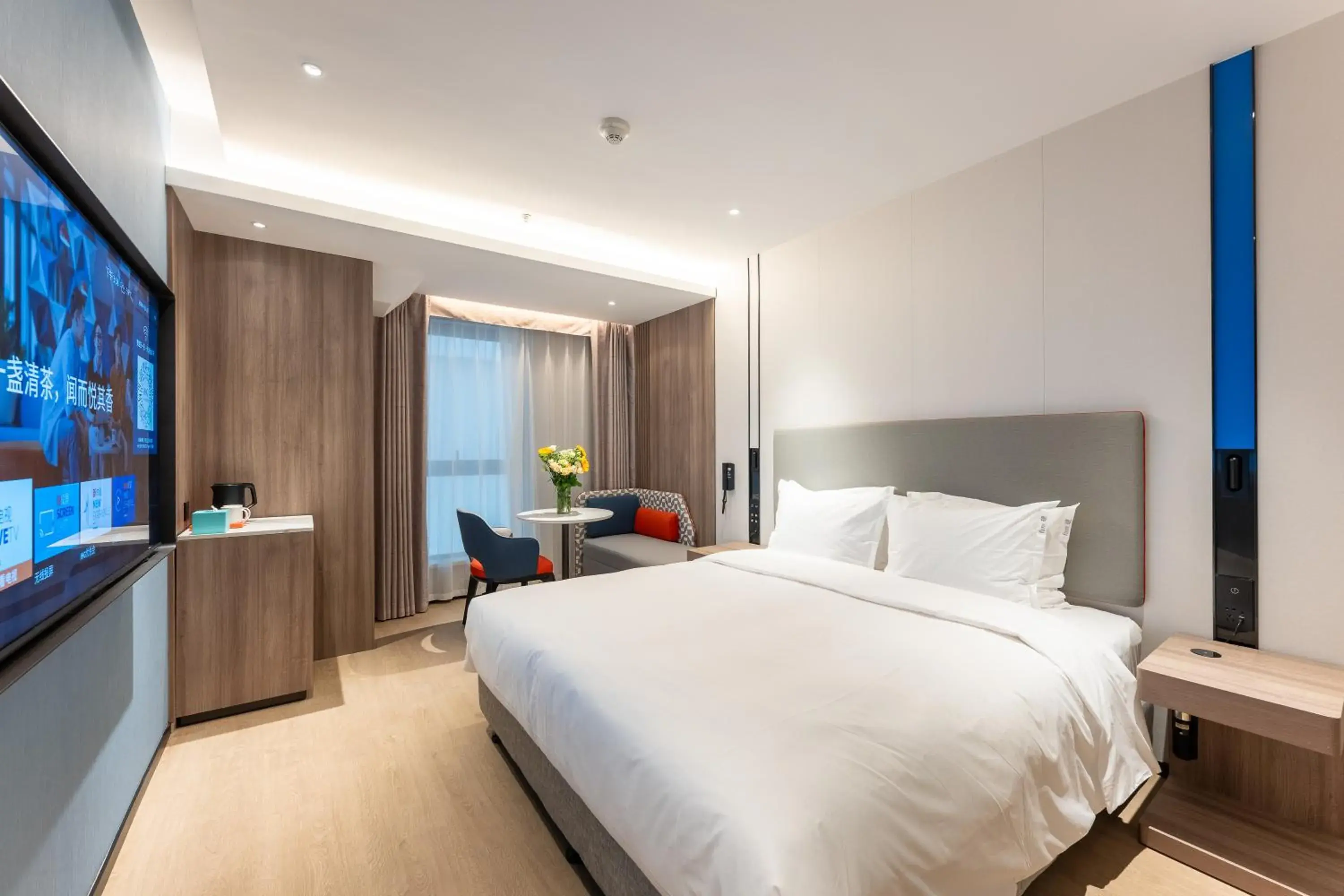 Standard King Room in Holiday Inn Express Shanghai Jing'an Temple by IHG Standard King Room in Holiday Inn Express Shanghai Jing'an Temple by IHG