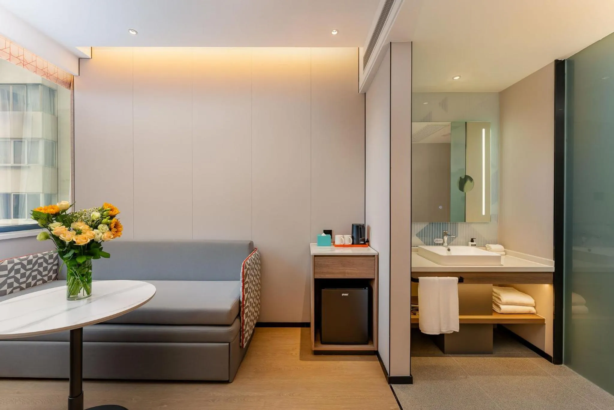 Photo of the whole room in Holiday Inn Express Shanghai Jing'an Temple by IHG