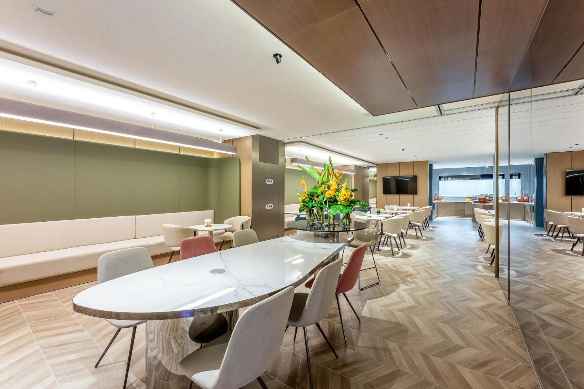 Restaurant/places to eat in Holiday Inn Express Shanghai Jing'an Temple by IHG