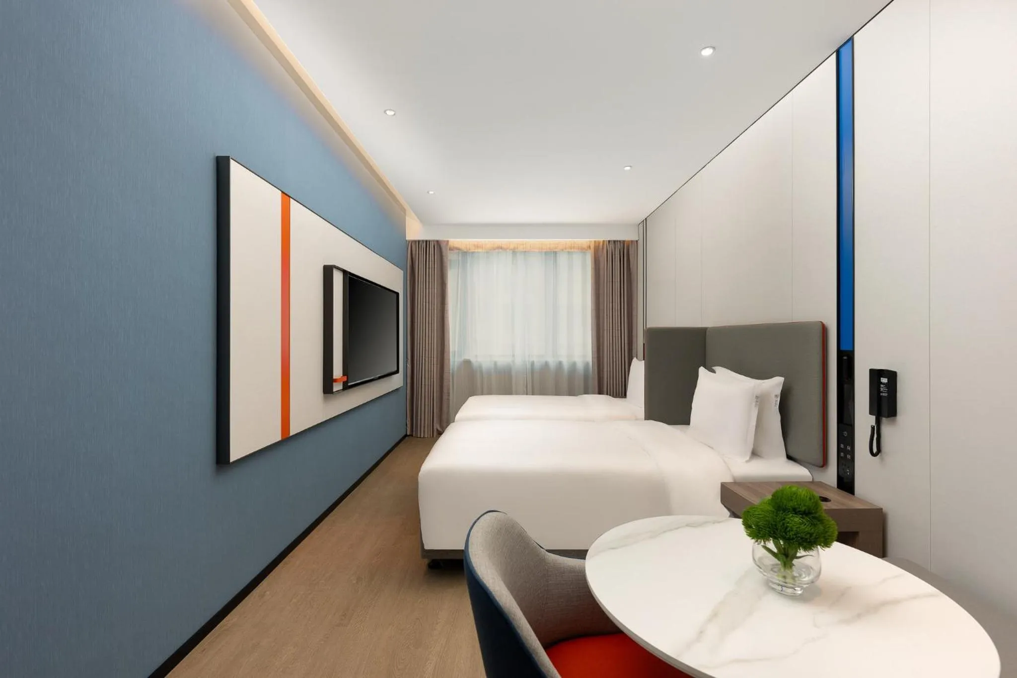 Photo of the whole room, Bed in Holiday Inn Express Shanghai Jing'an Temple by IHG