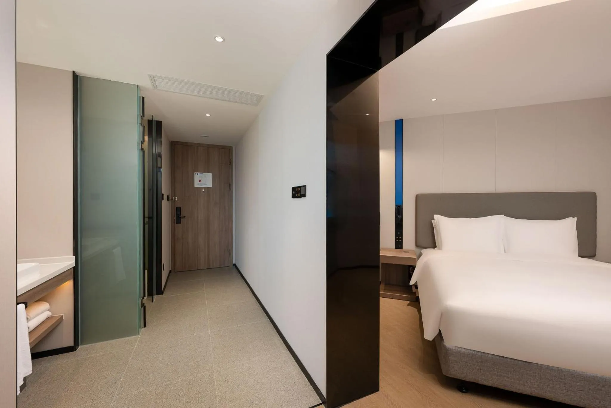 Photo of the whole room, Bed in Holiday Inn Express Shanghai Jing'an Temple by IHG