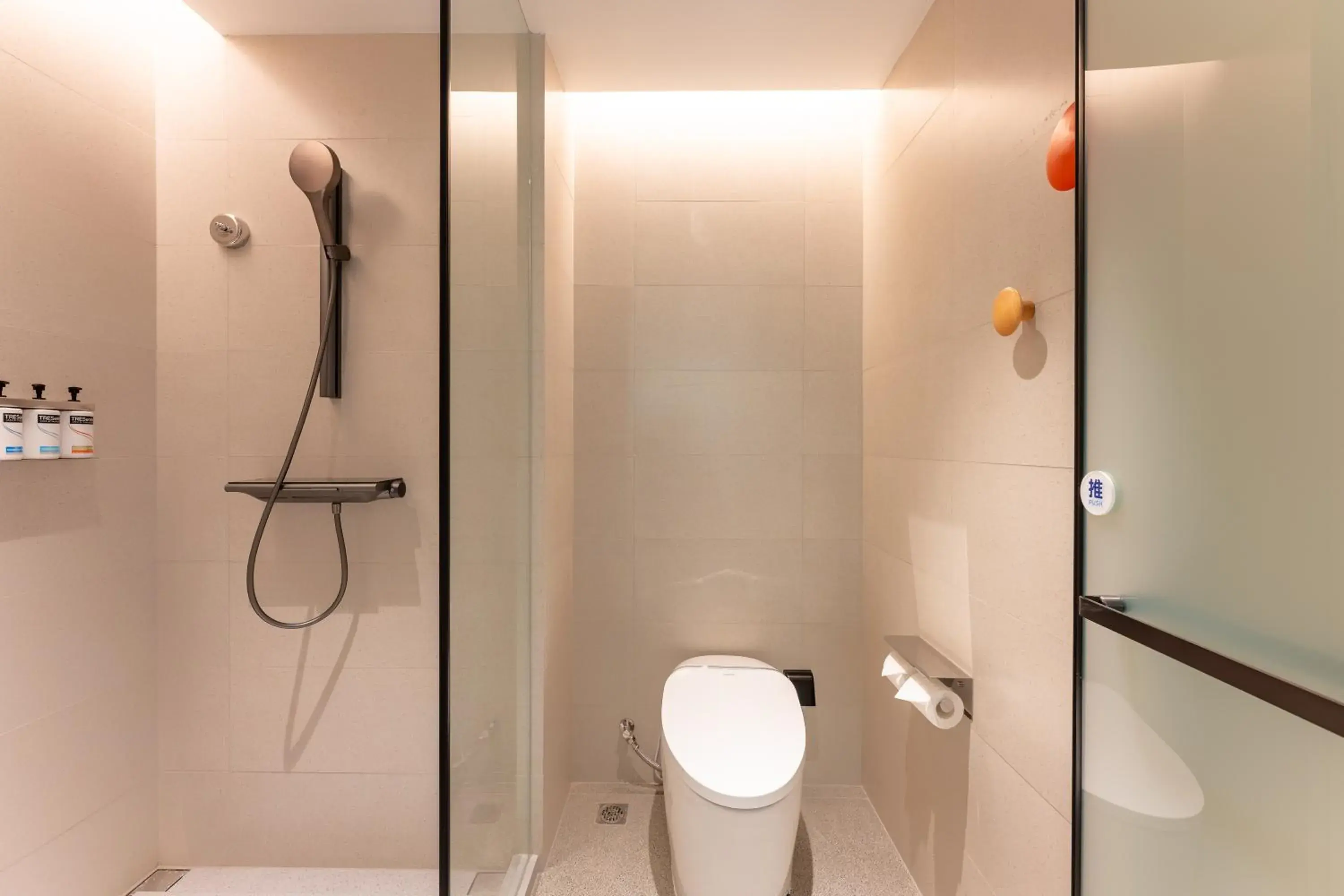 Standard Queen Room with City View in Holiday Inn Express Shanghai Jing'an Temple by IHG Standard Queen Room with City View in Holiday Inn Express Shanghai Jing'an Temple by IHG