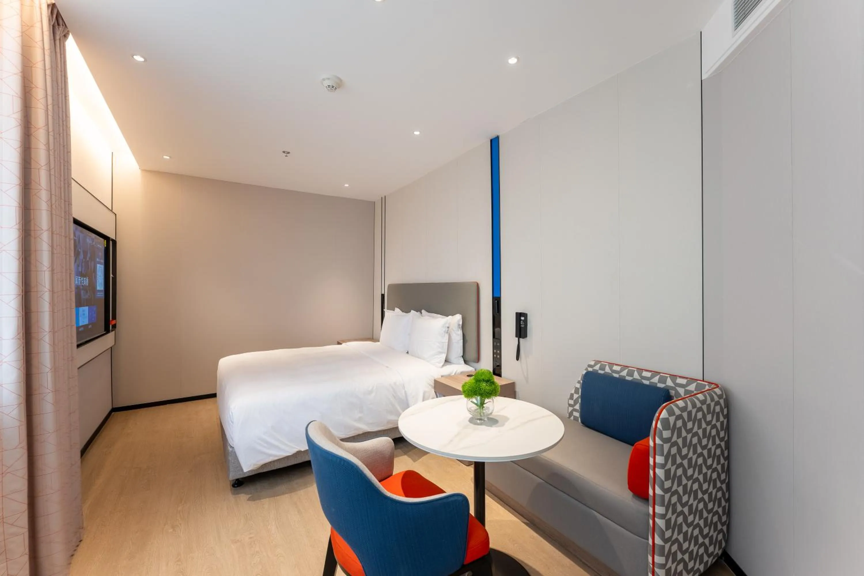 Photo of the whole room, Bed in Holiday Inn Express Shanghai Jing'an Temple by IHG