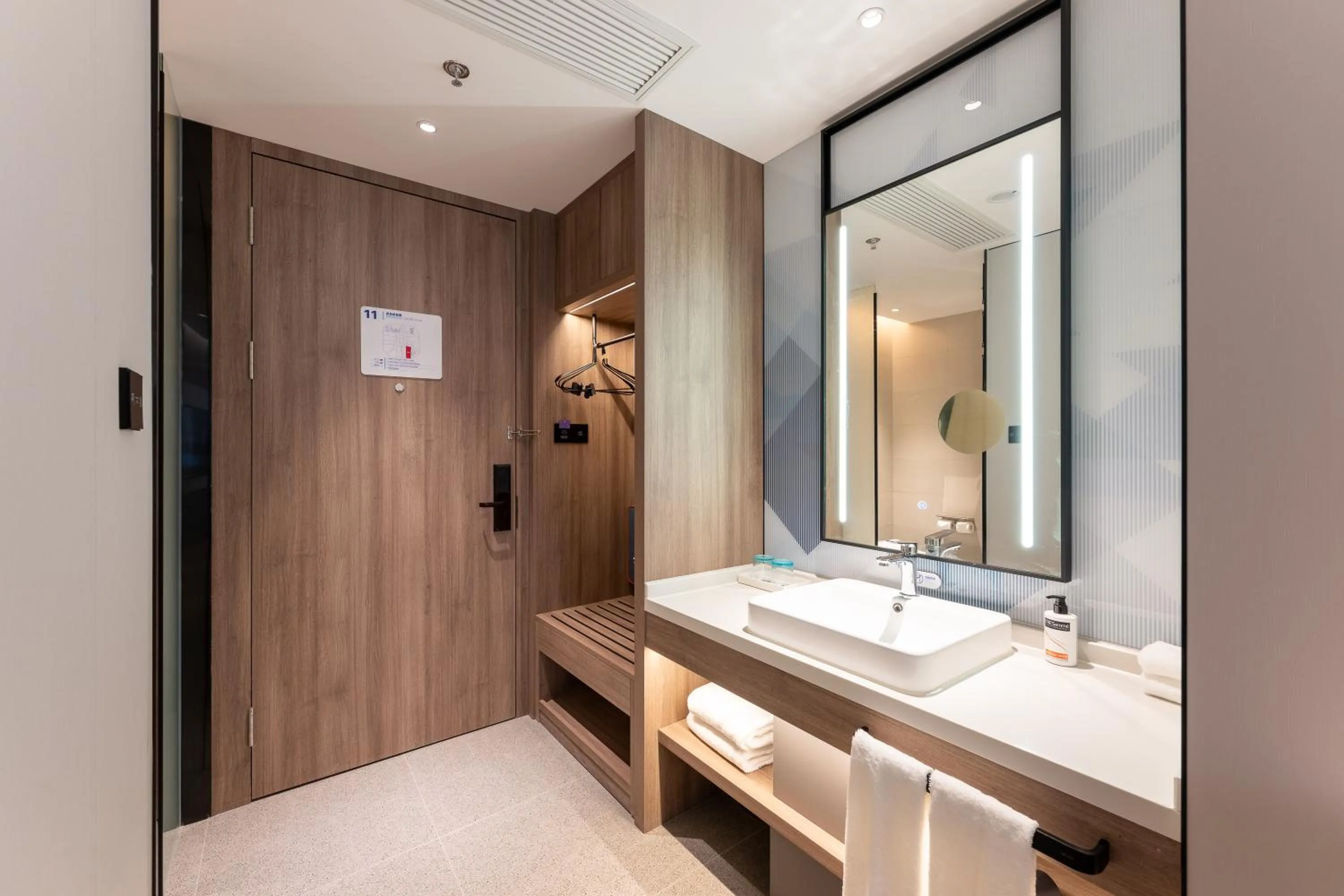 Bathroom, Bed in Holiday Inn Express Shanghai Jing'an Temple by IHG