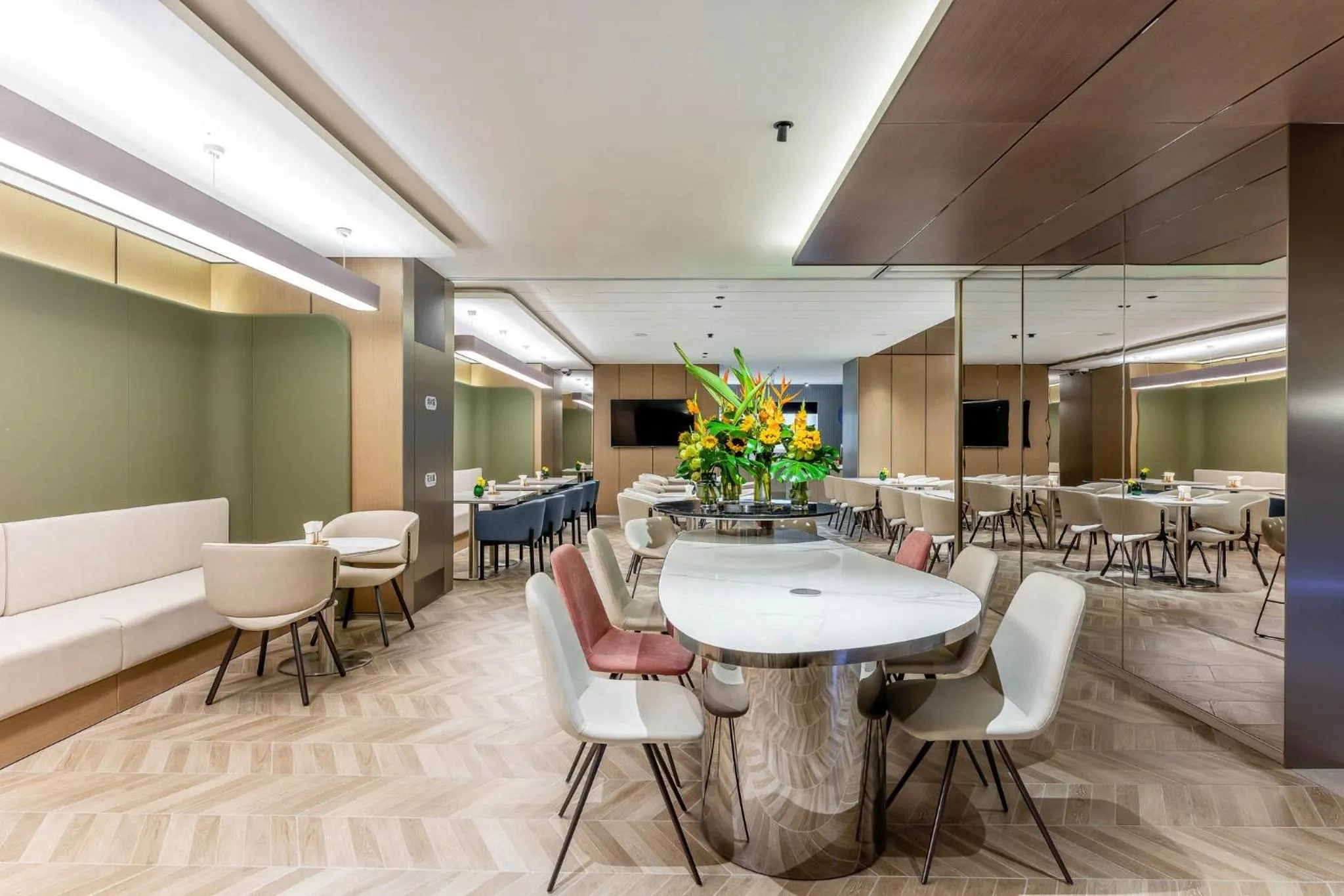 Restaurant/places to eat in Holiday Inn Express Shanghai Jing'an Temple by IHG