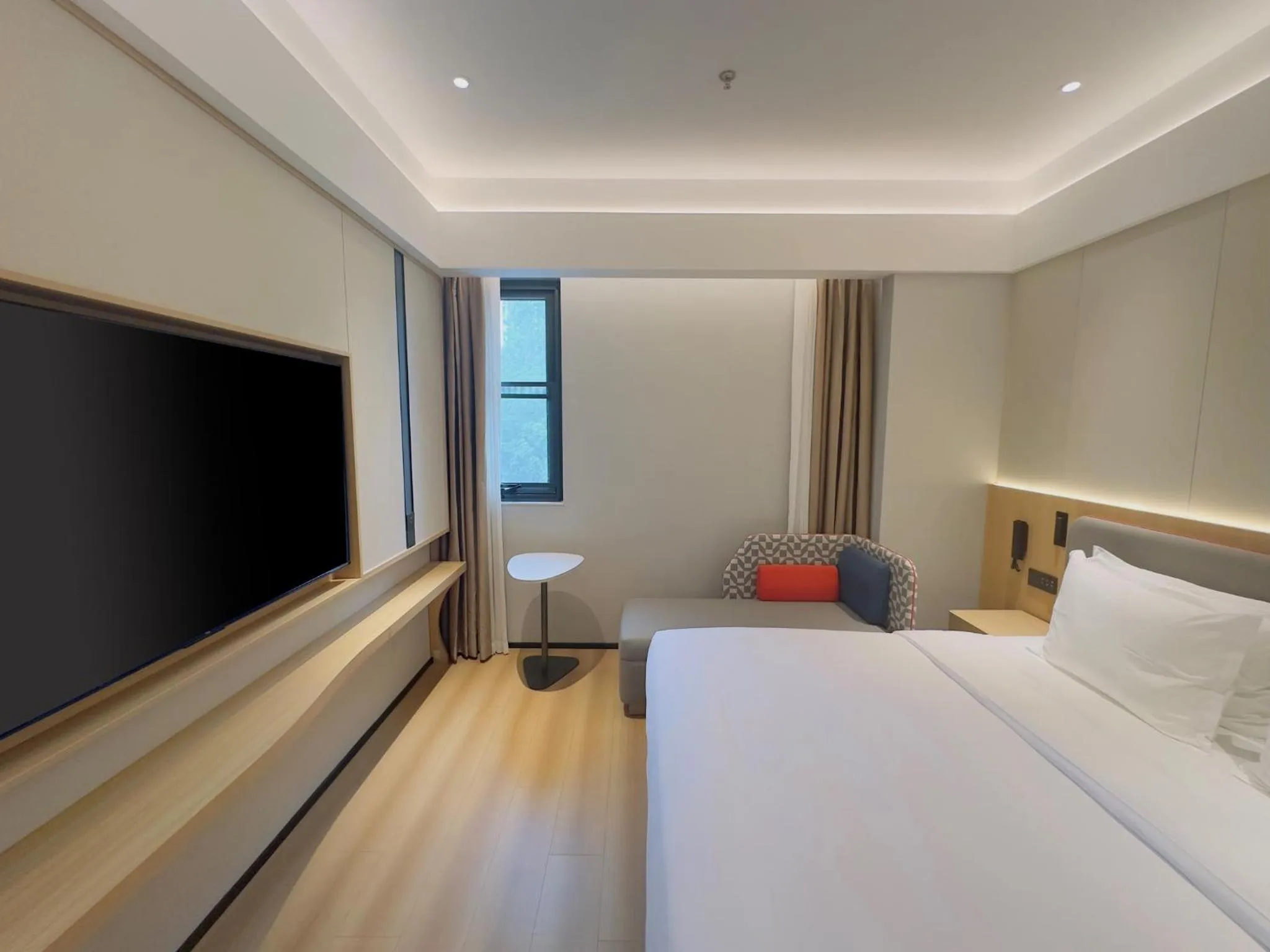 Photo of the whole room, Bed in Holiday Inn Express Nanjing Xi'anmen by IHG