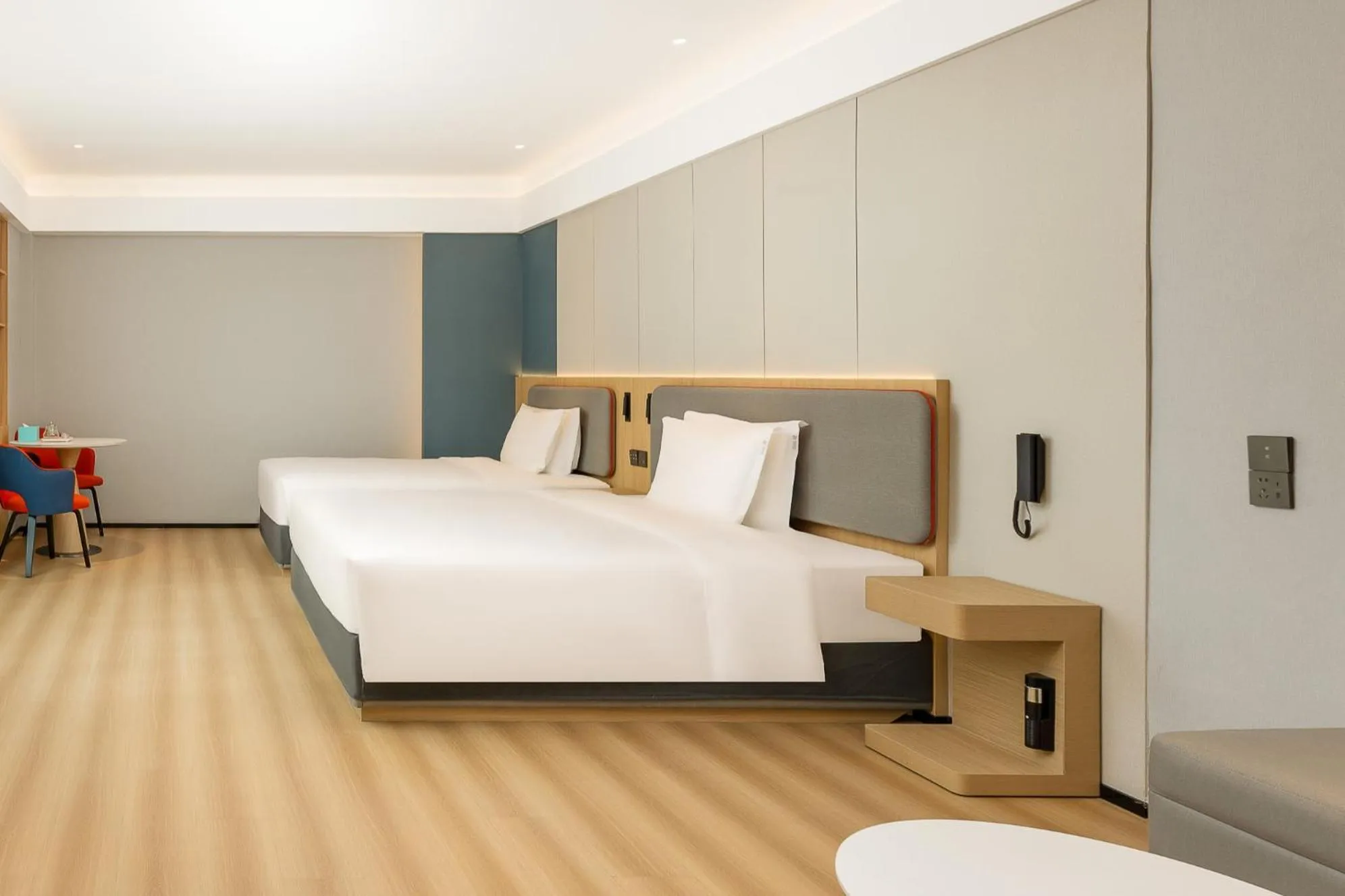 Photo of the whole room, Bed in Holiday Inn Express Nanjing Xi'anmen by IHG