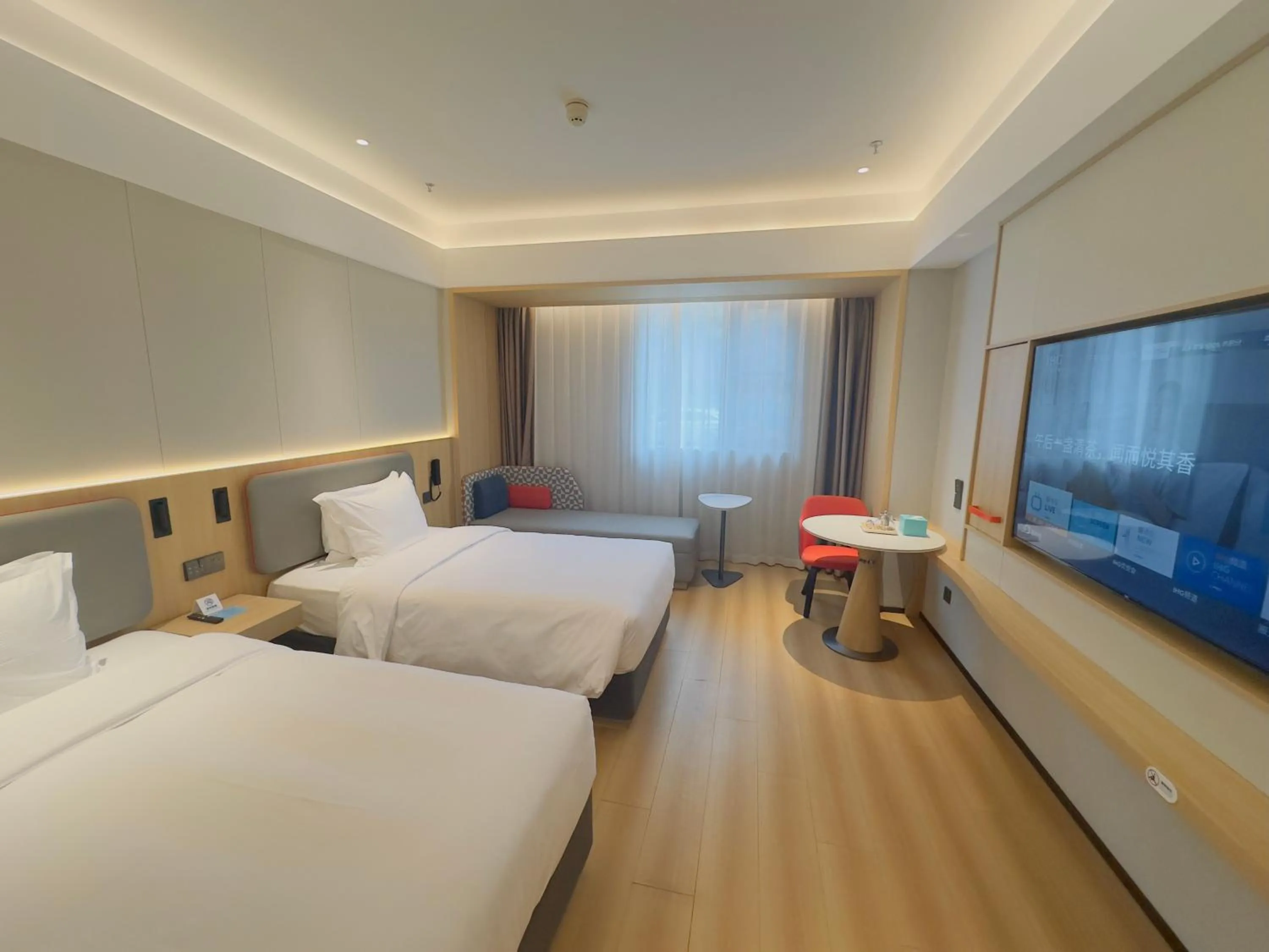 Photo of the whole room, Bed in Holiday Inn Express Nanjing Xi'anmen by IHG