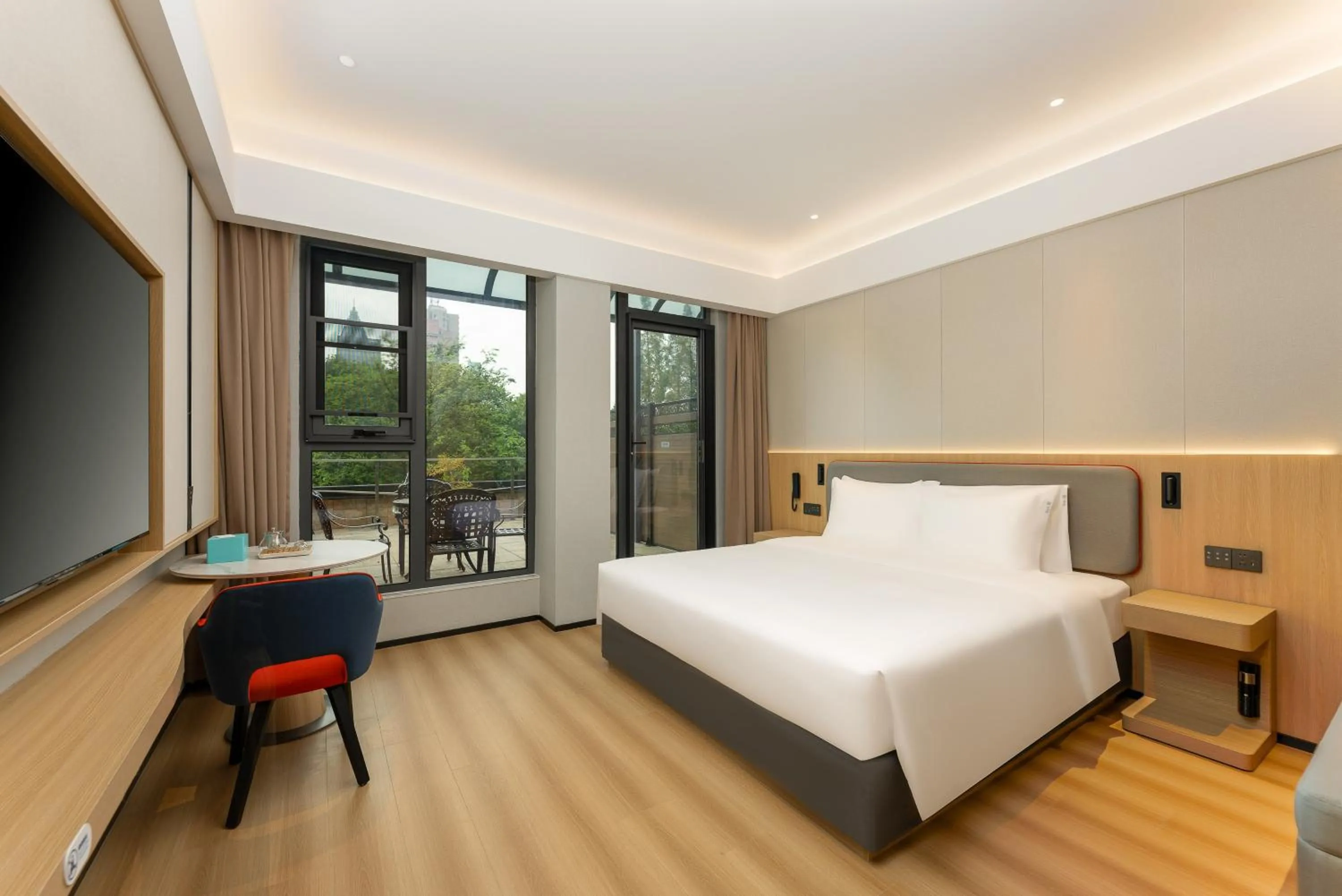 Photo of the whole room, Bed in Holiday Inn Express Nanjing Xi'anmen by IHG