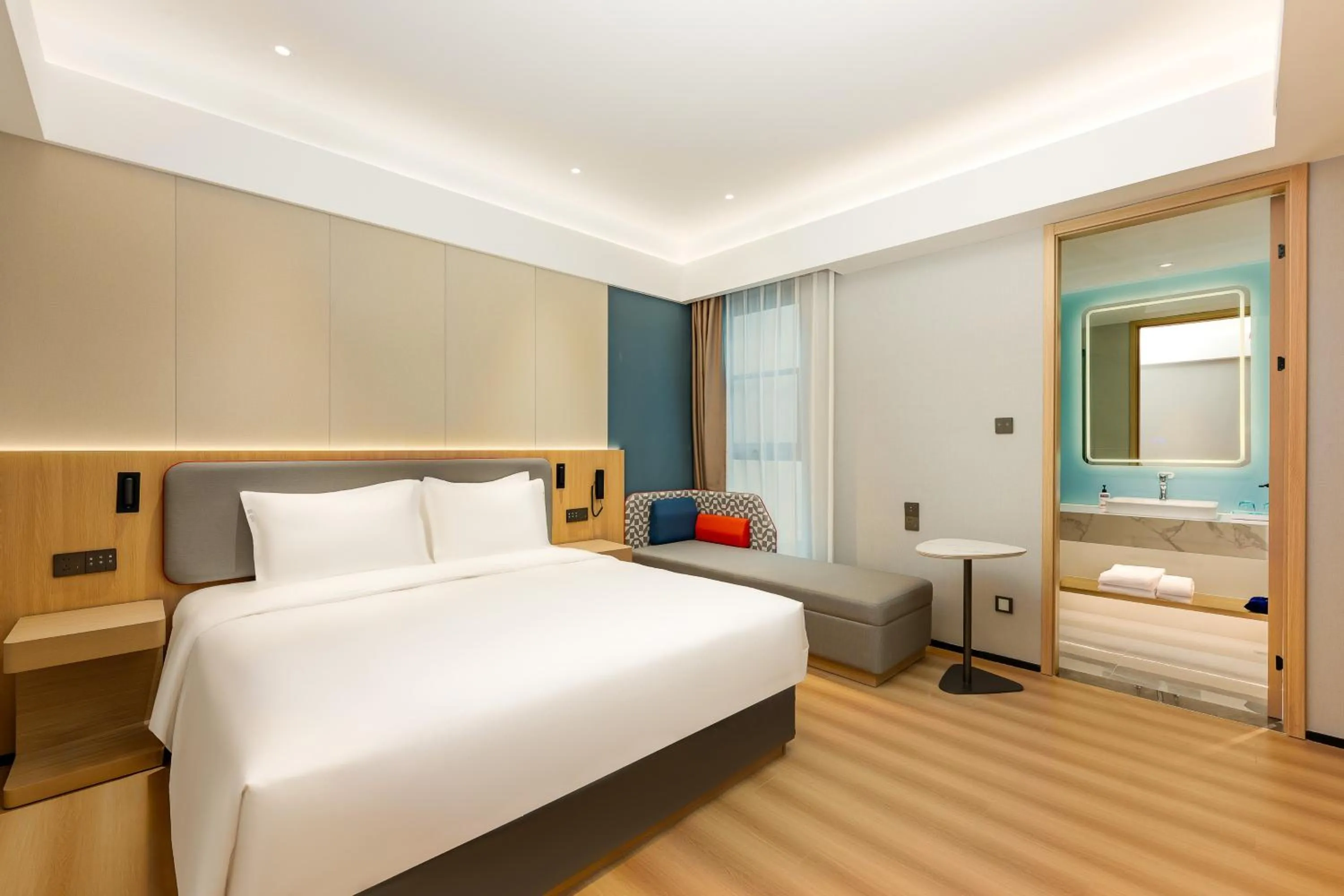 Photo of the whole room, Bed in Holiday Inn Express Nanjing Xi'anmen by IHG