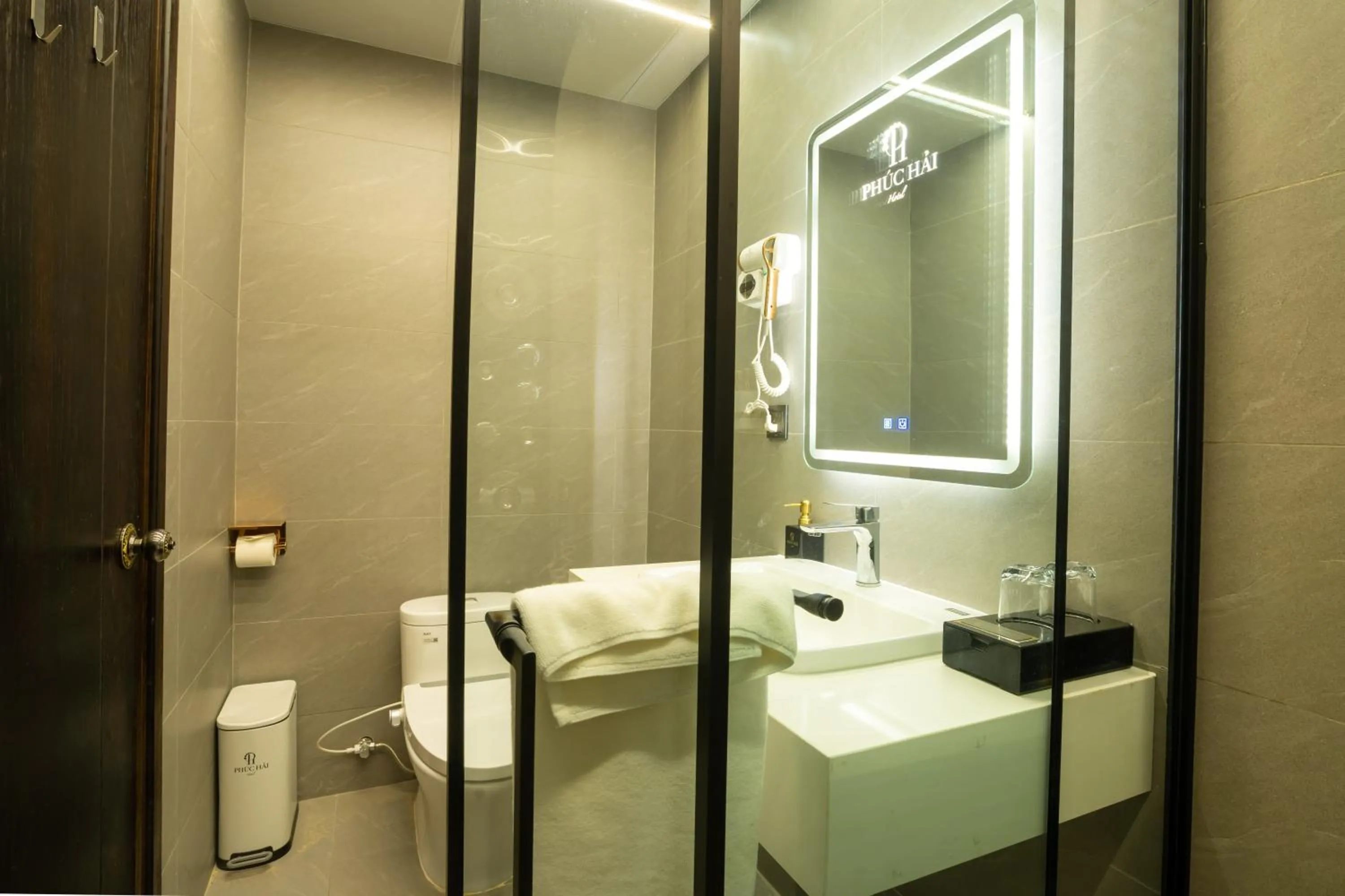 Shower in Phuc Hai Hotel Da Lat