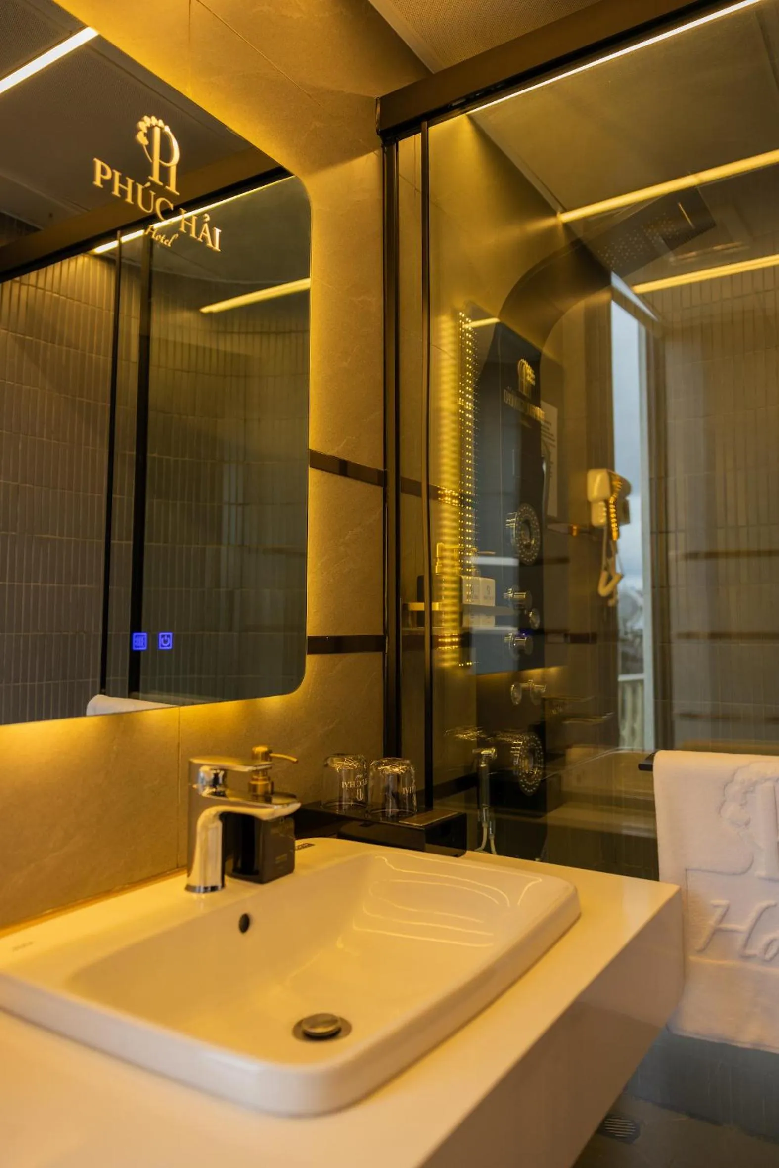 Shower in Phuc Hai Hotel Da Lat