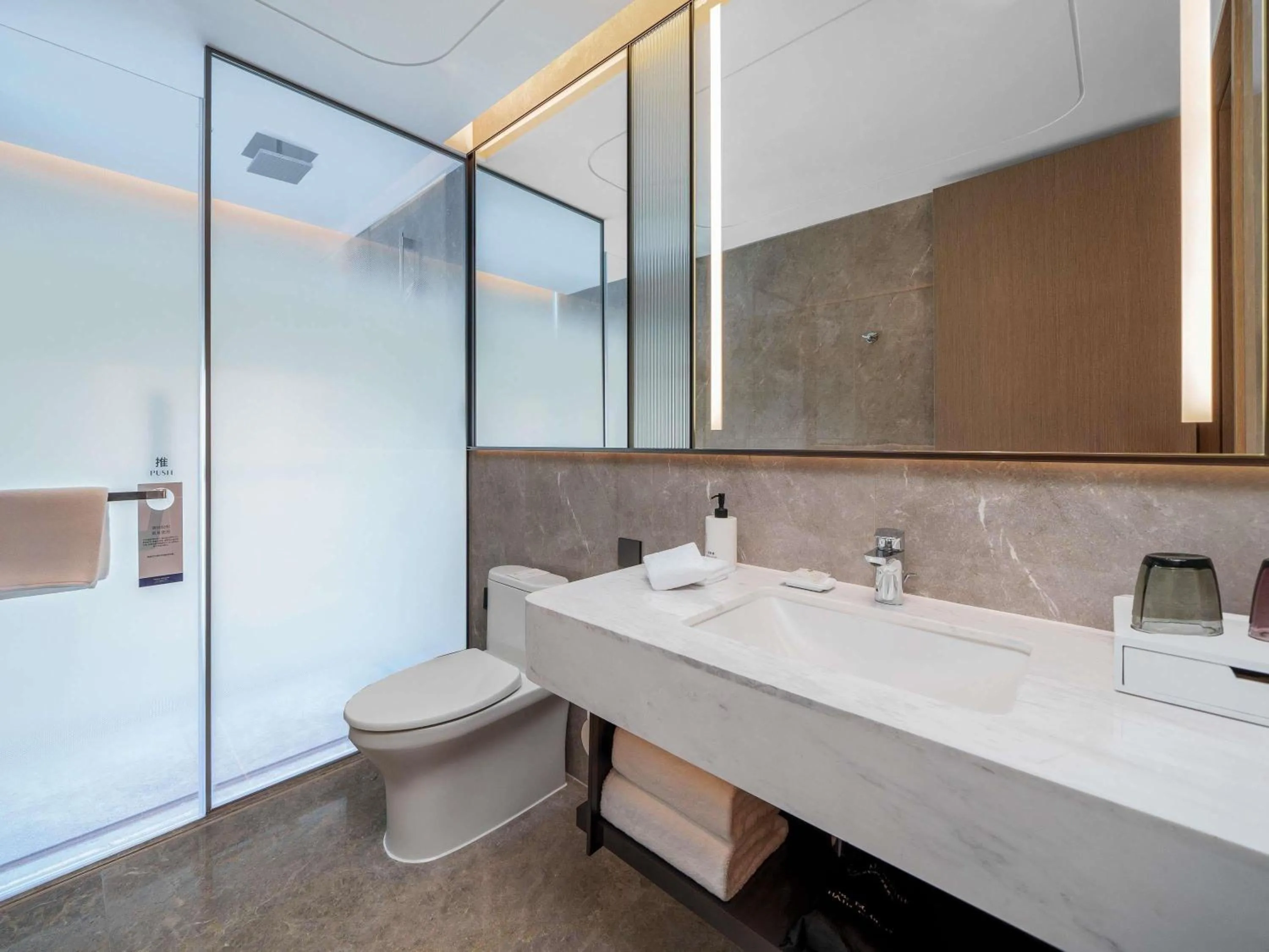 Bedroom in Grand Mercure Wuhan Hanyang