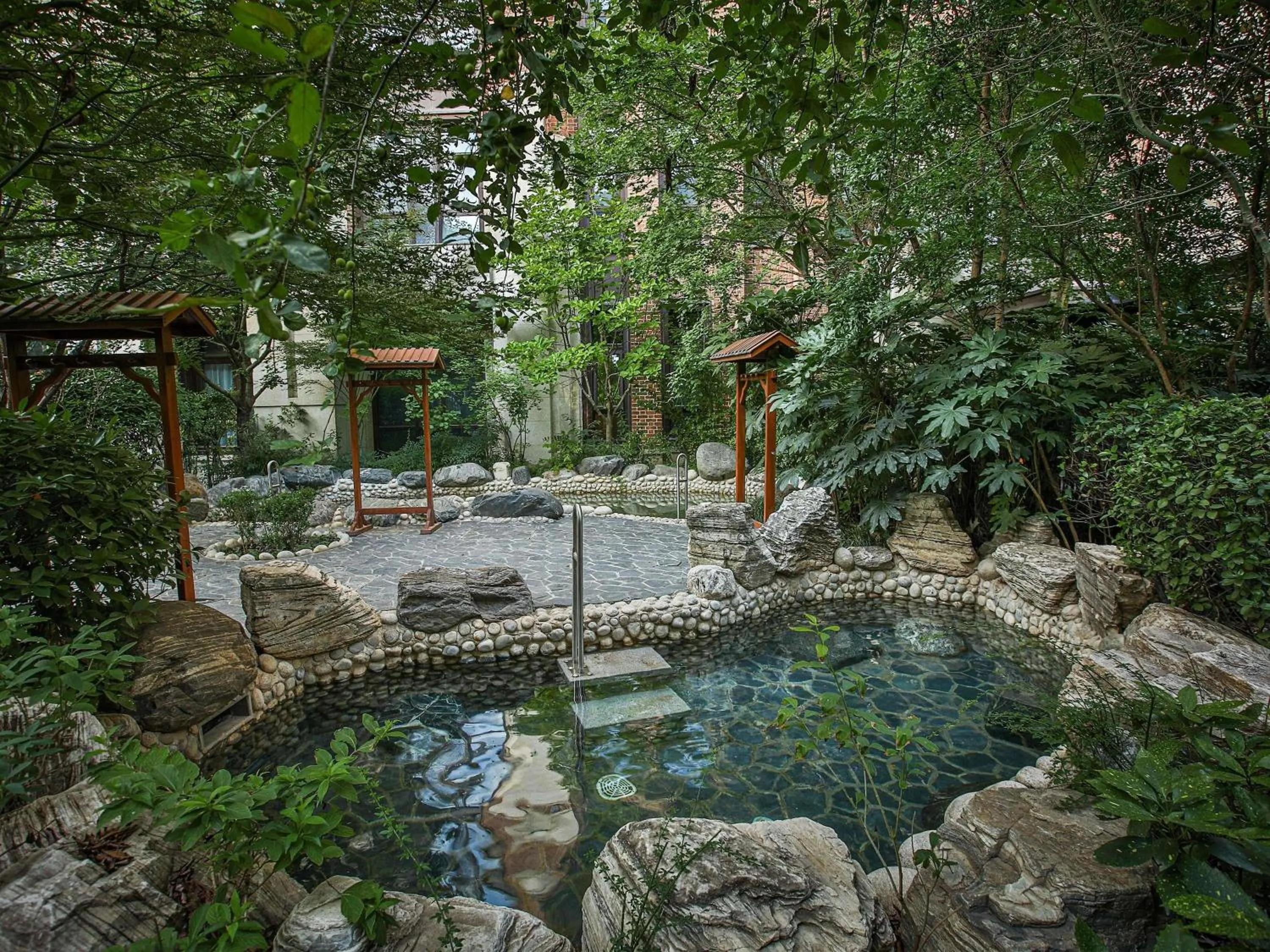 Property building in Swissotel Xi' an Xinxing Hot Spring