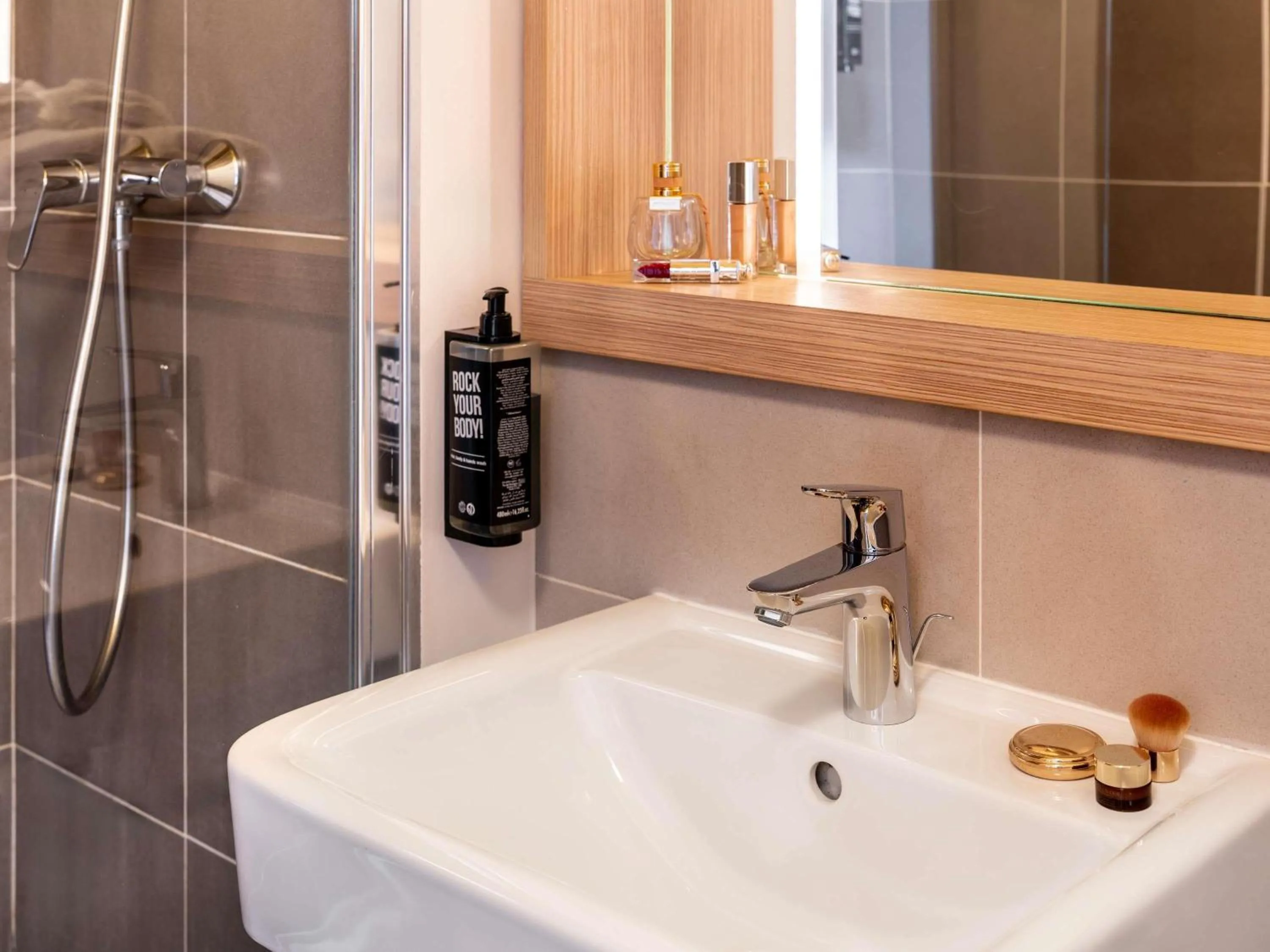 Bedroom in ibis Styles Prévessin Genève Aéroport