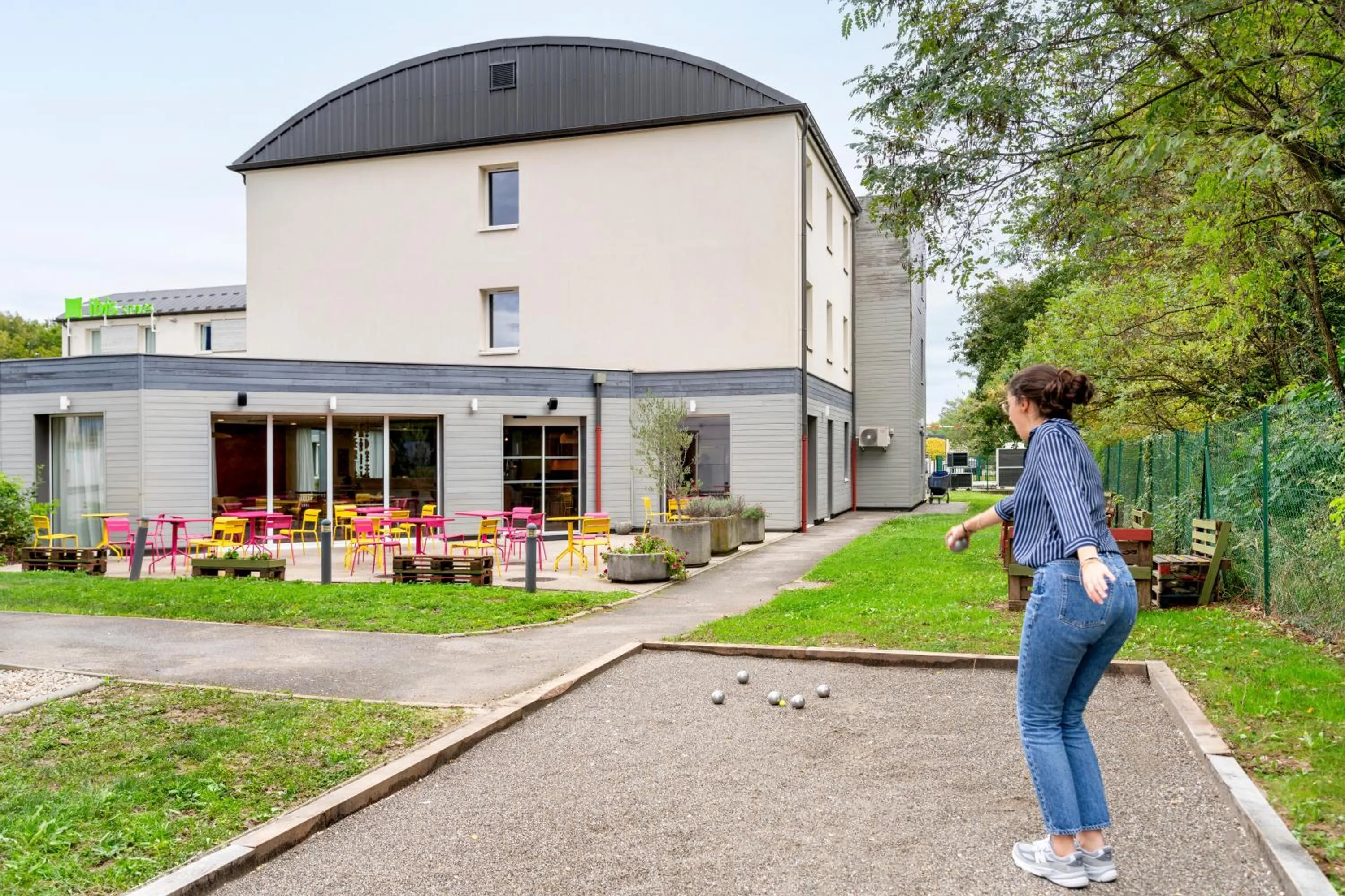 Patio in ibis Styles Prévessin Genève Aéroport