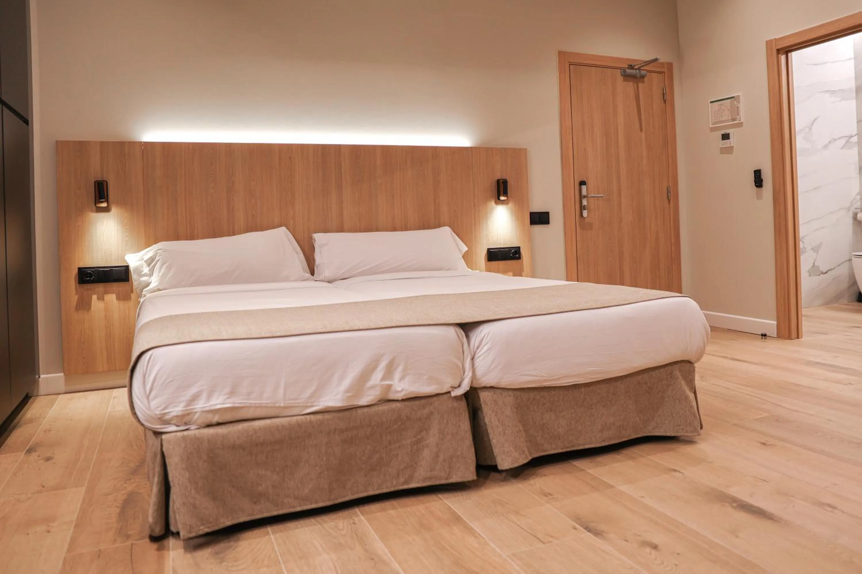 Bedroom, Bed in Aerohotel Barcelona Airport 24h