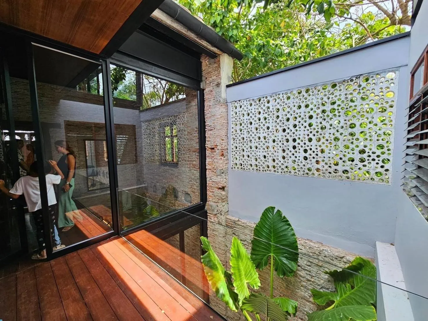 Garden view in KLUENNGAM Cafe & Stay