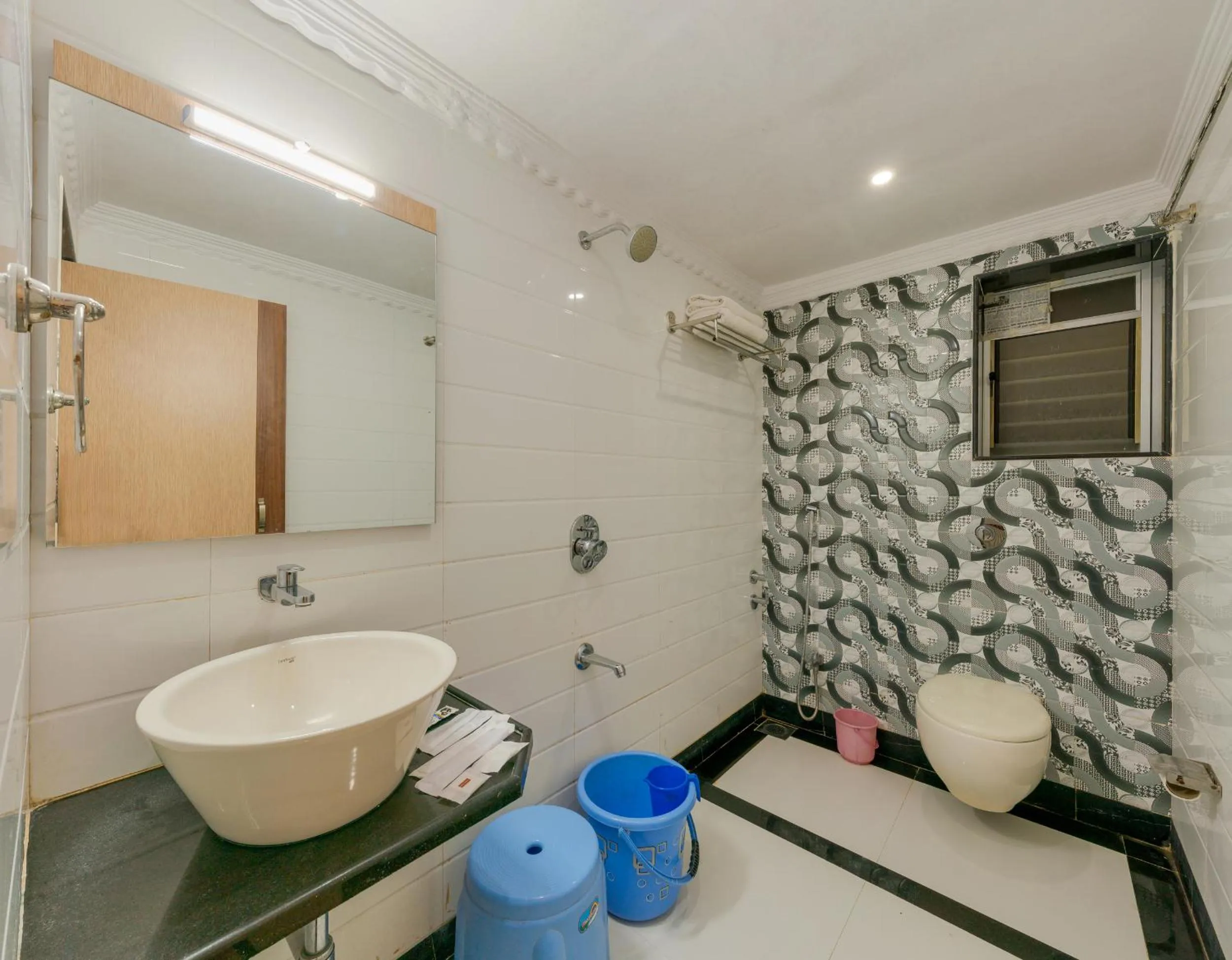 Shower in Hotel Vihar Deluxe