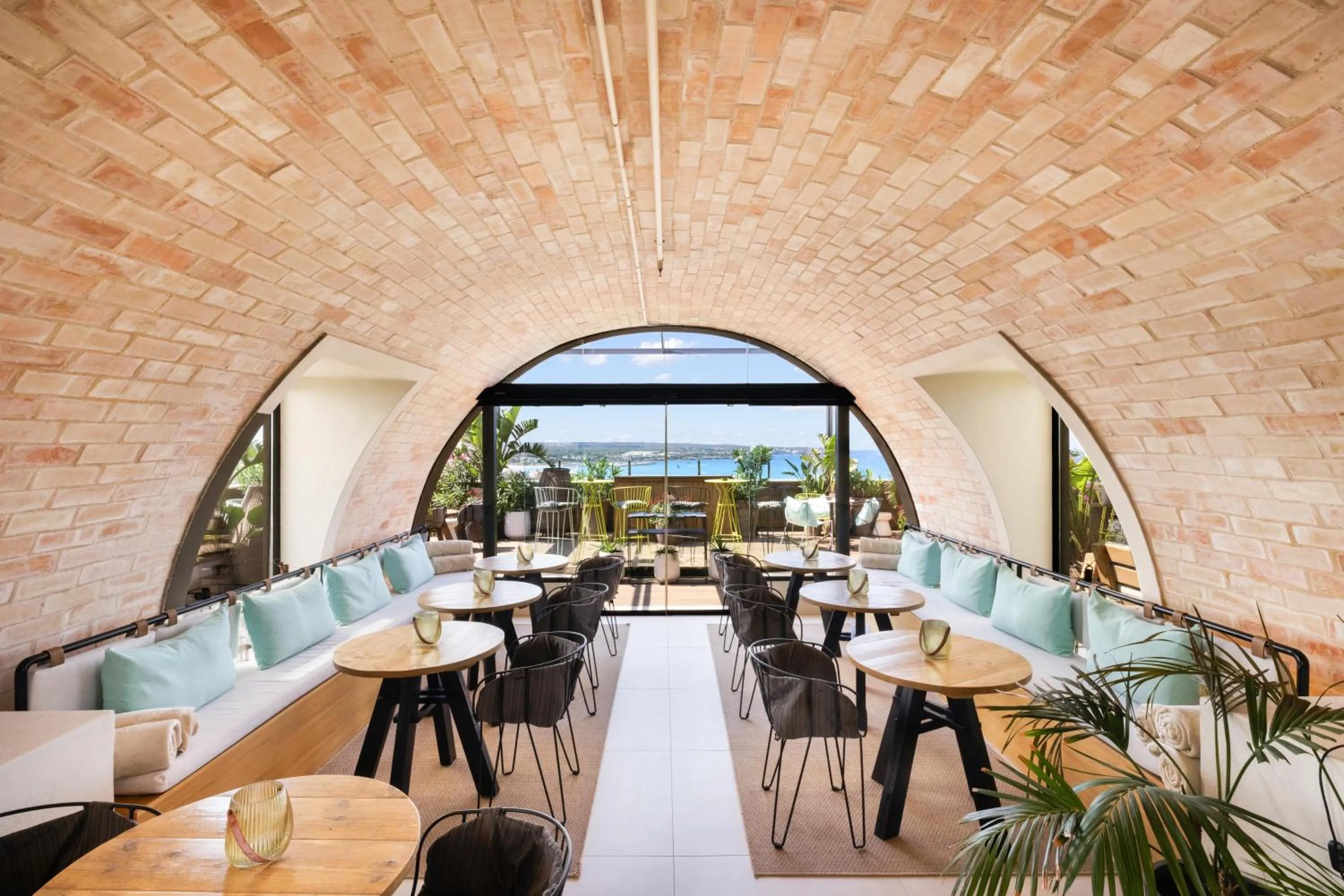 Restaurant/places to eat in Hotel Aubamar Bali