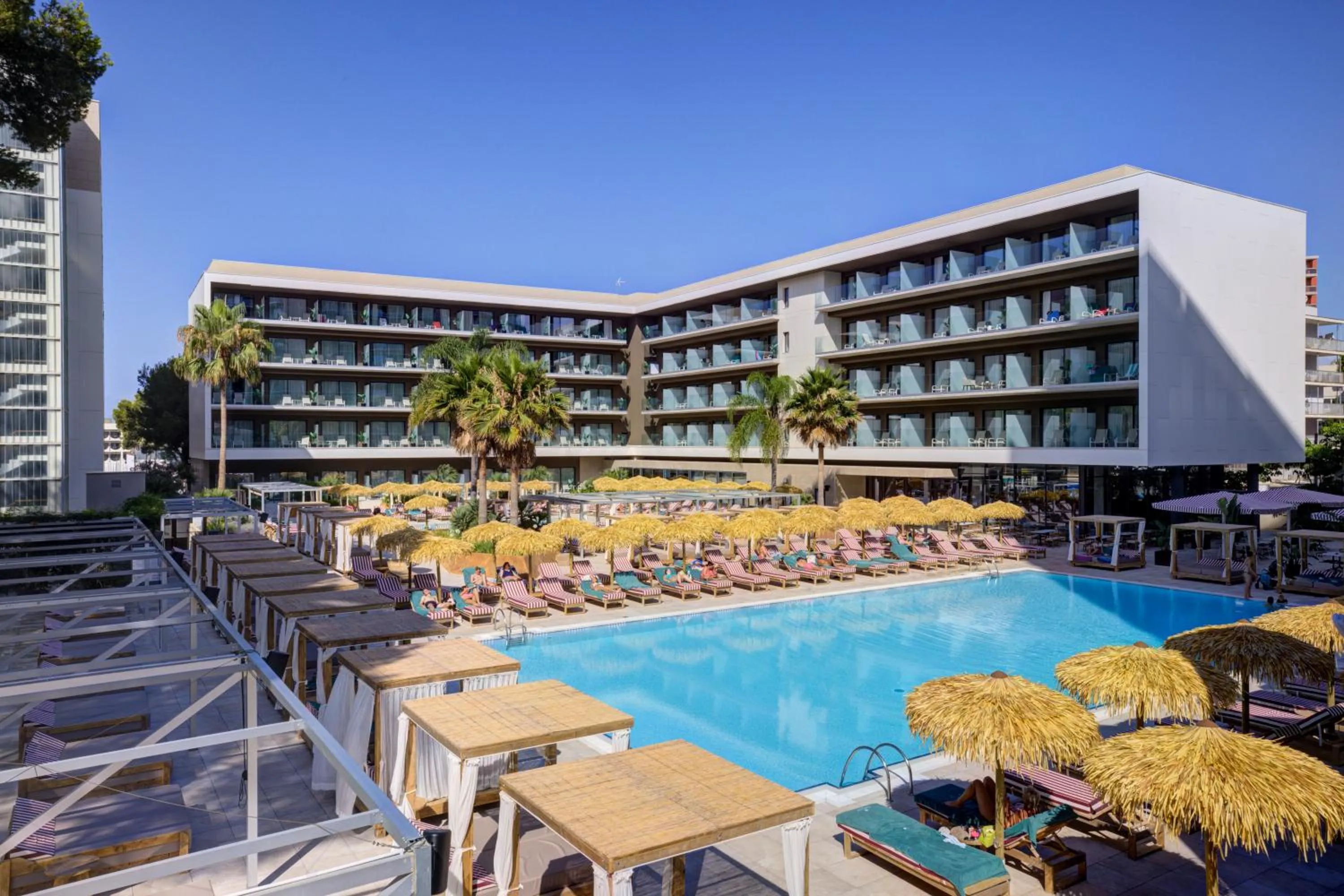 Swimming pool in Hotel Aubamar Bali