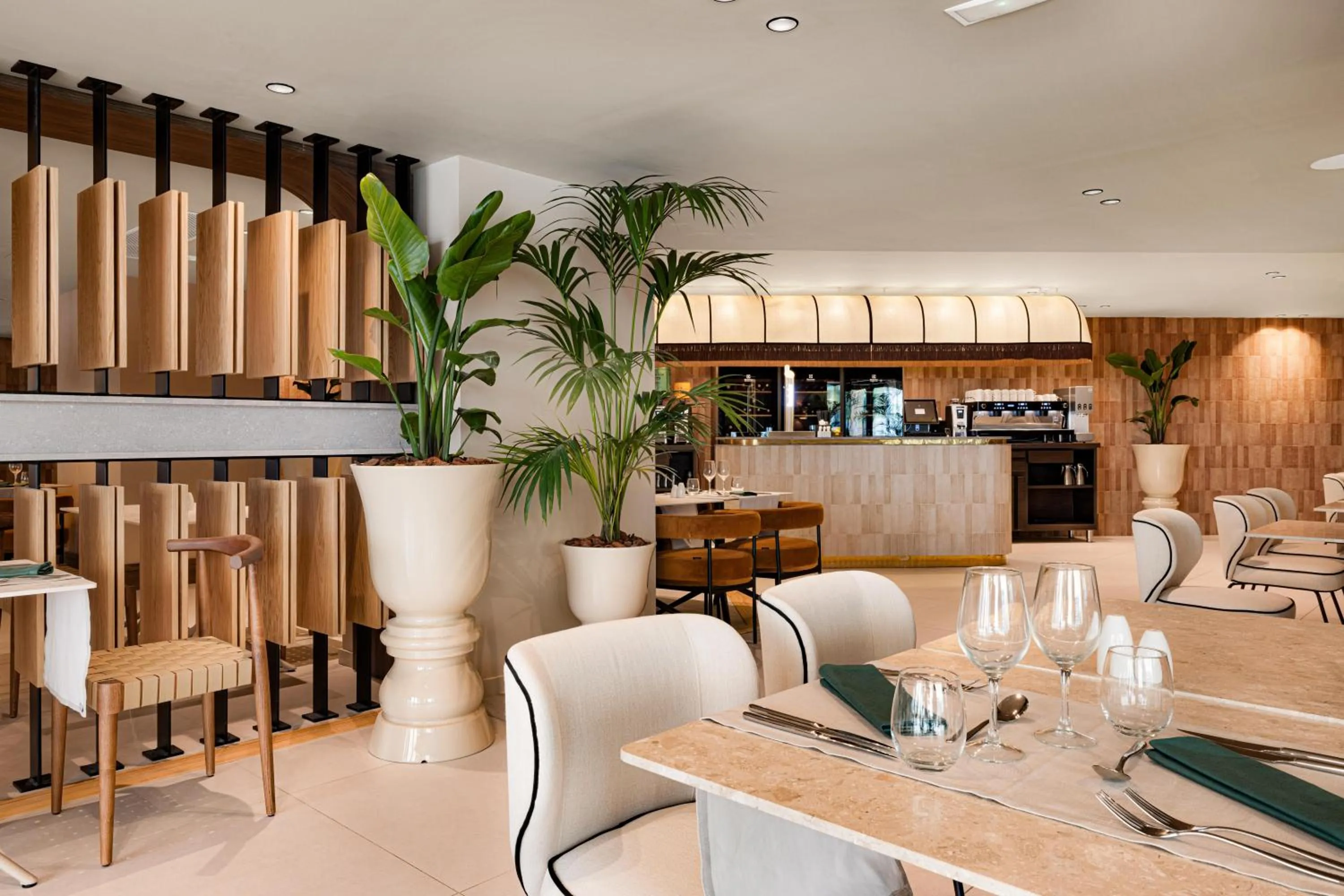 Restaurant/places to eat in Hotel Aubamar Bali