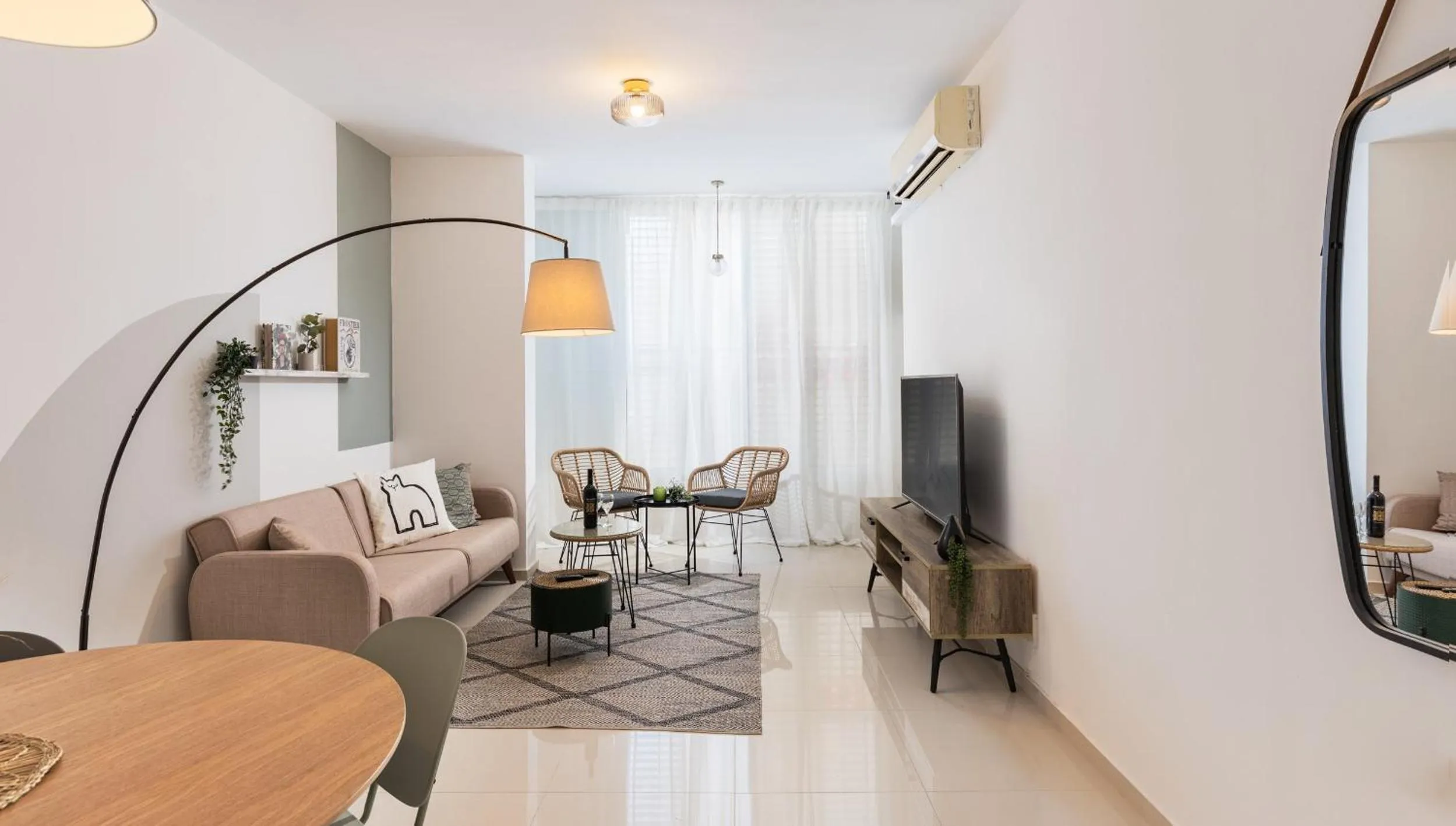 Authentic 2 bedrooms apt near the beach