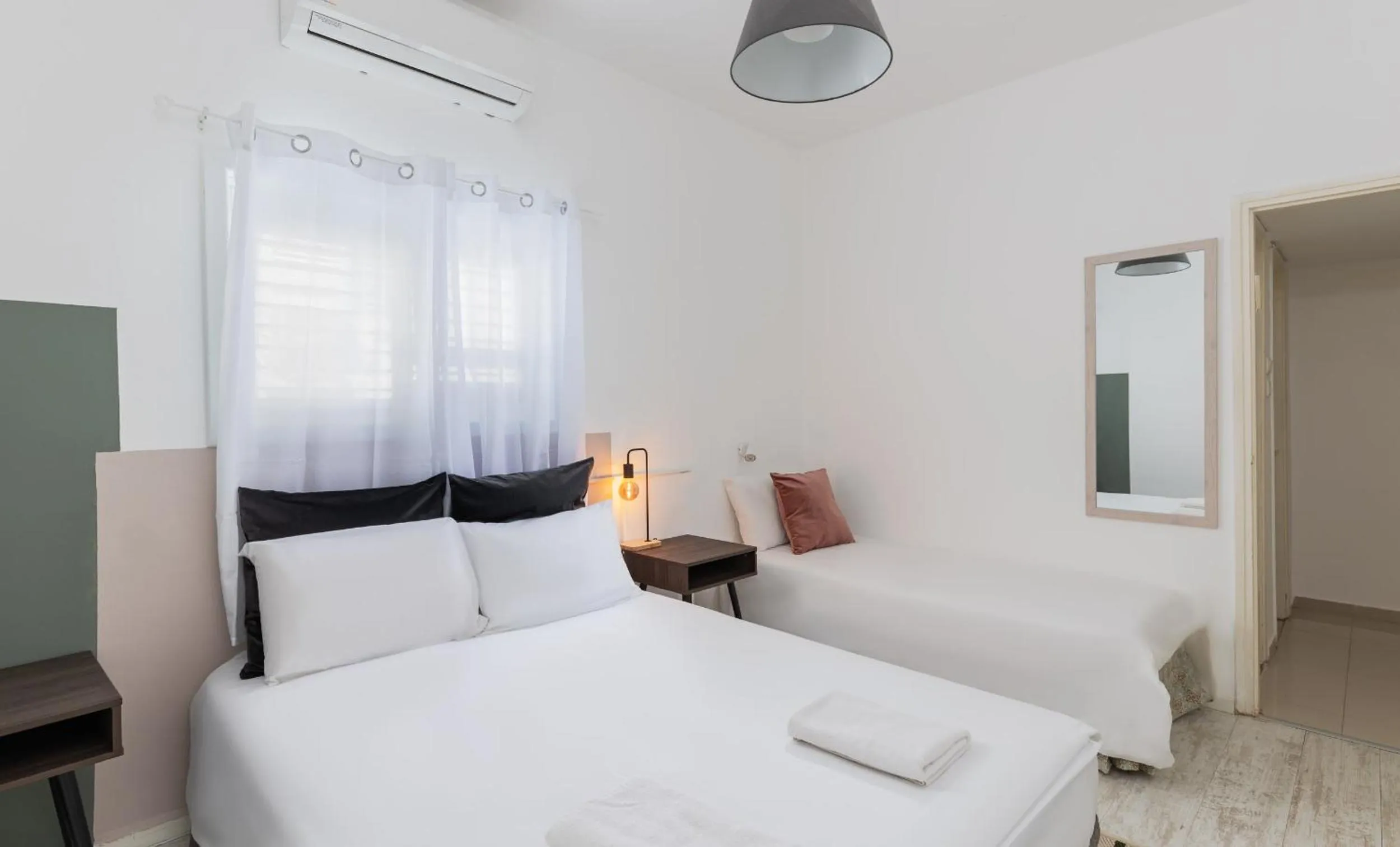 Bed in Authentic 2 bedrooms apt near the beach